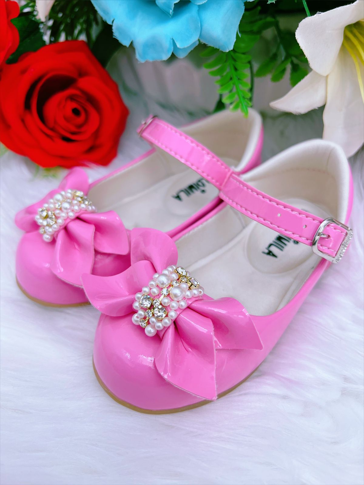 Zapatos de charol rosa chicle con lazo y perlas de pedrería