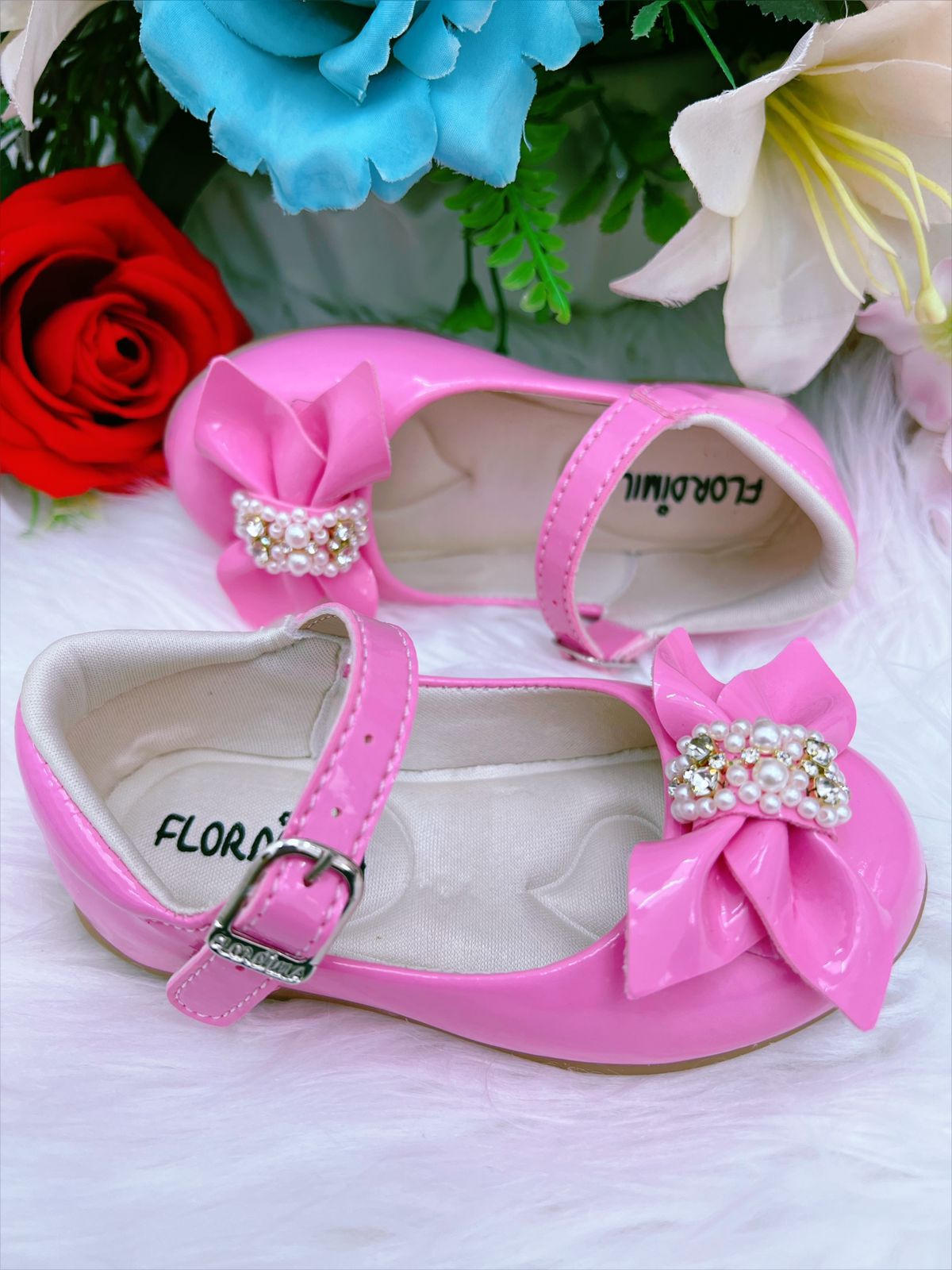 Zapatos de charol rosa chicle con lazo y perlas de pedrería