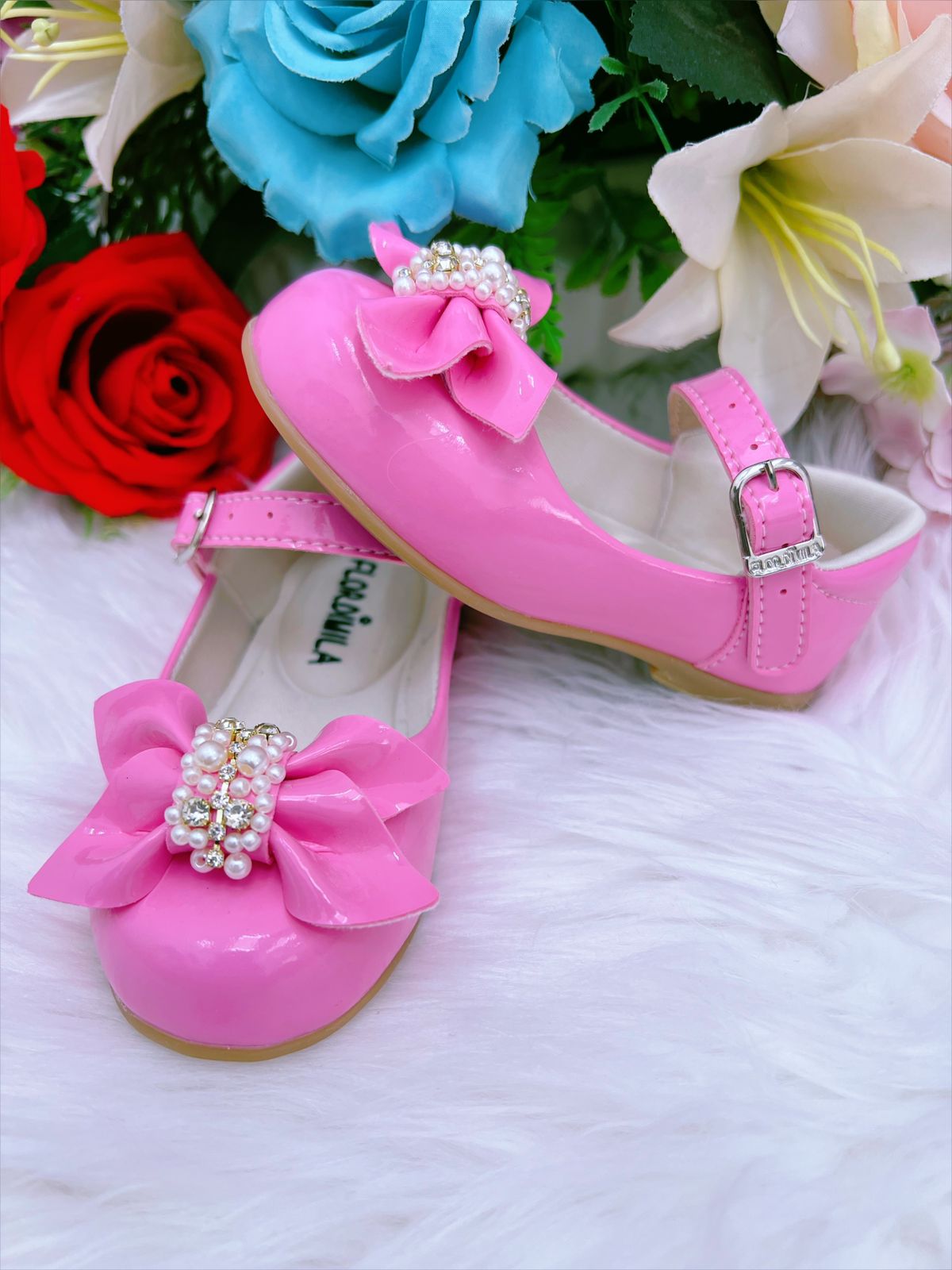 Zapatos de charol rosa chicle con lazo y perlas de pedrería