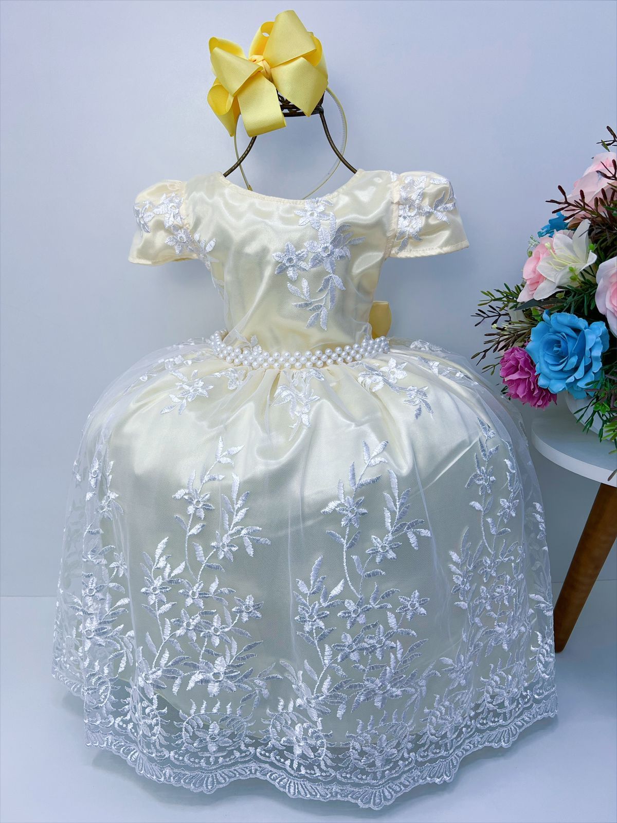 Vestido Infantil Amarillo Encaje Blanco Realeza y Perlas de Lujo