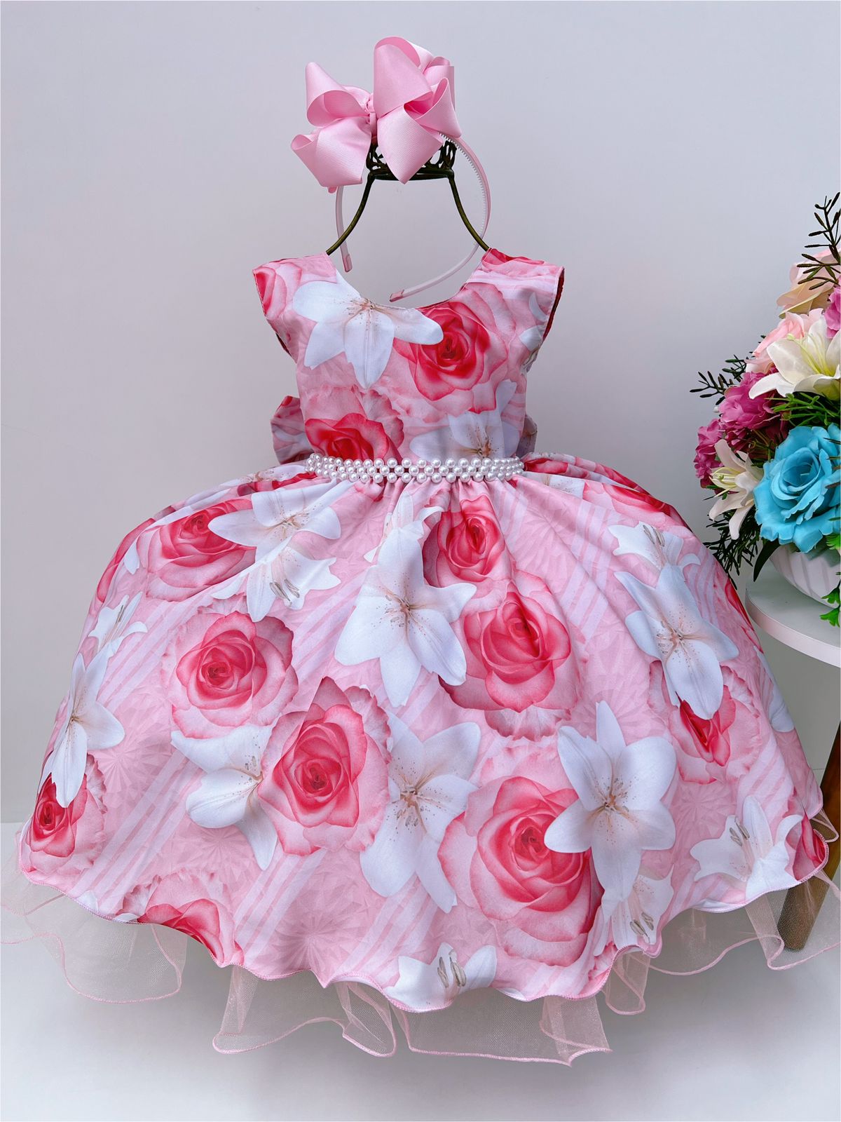 Vestido infantil con flores rosas y cinturón de perlas para fiestas