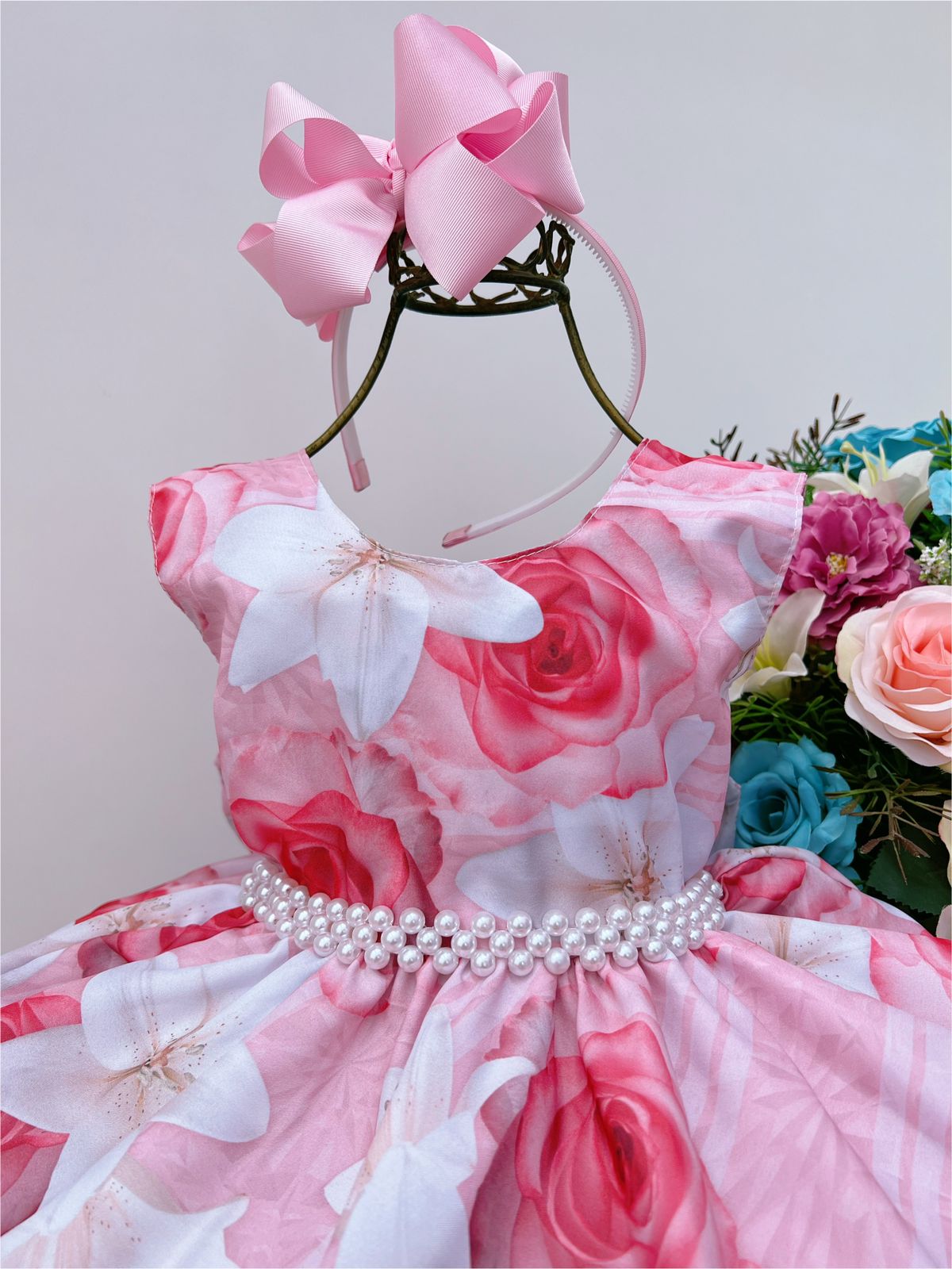 Vestido infantil con flores rosas y cinturón de perlas para fiestas