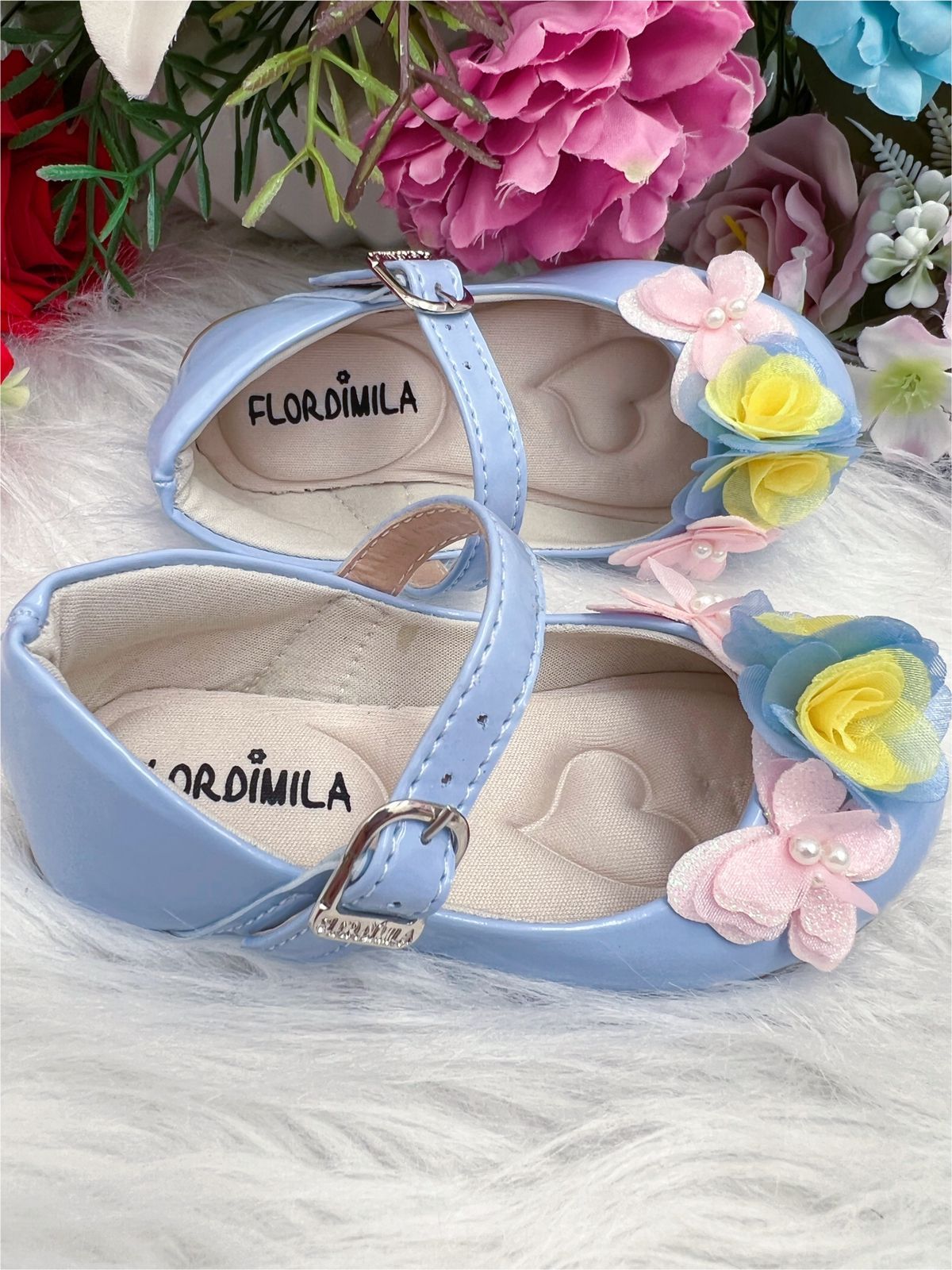 Zapatos de charol azul bebé con aplique de mariposa y flor de lujo