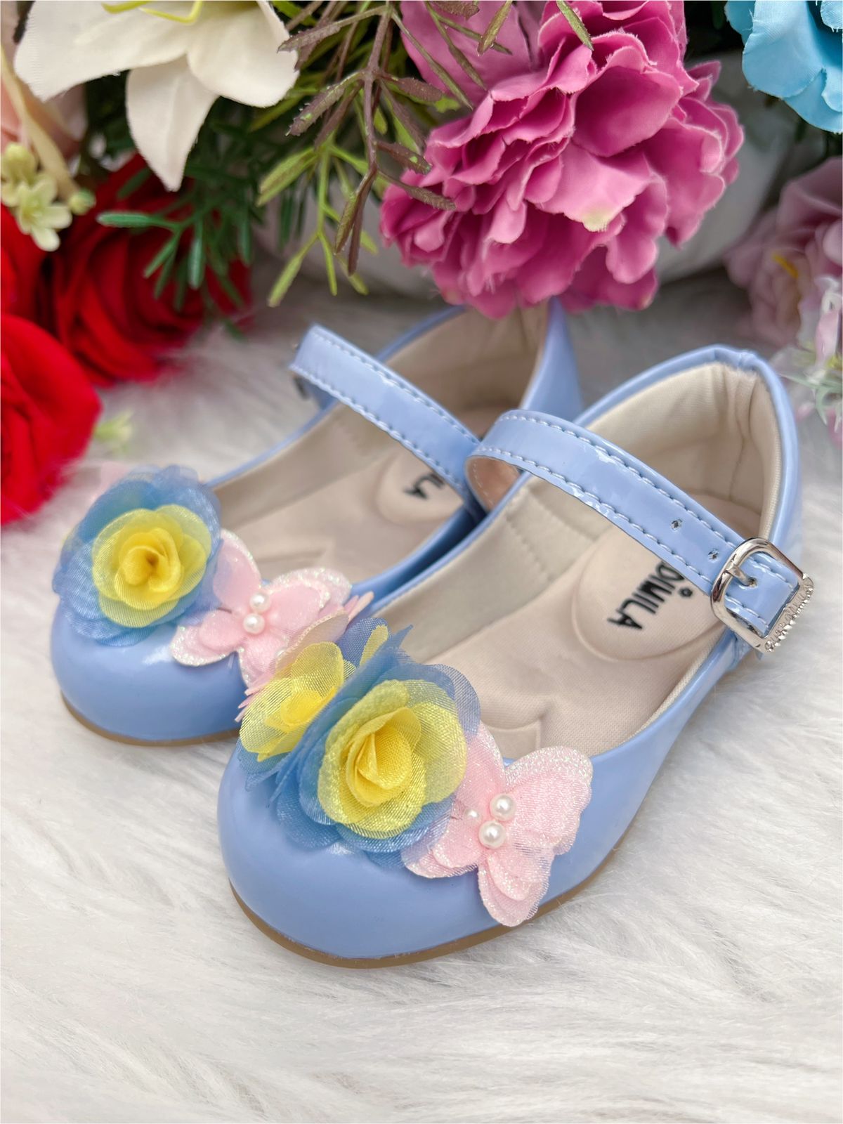 Zapatos de charol azul bebé con aplique de mariposa y flor de lujo