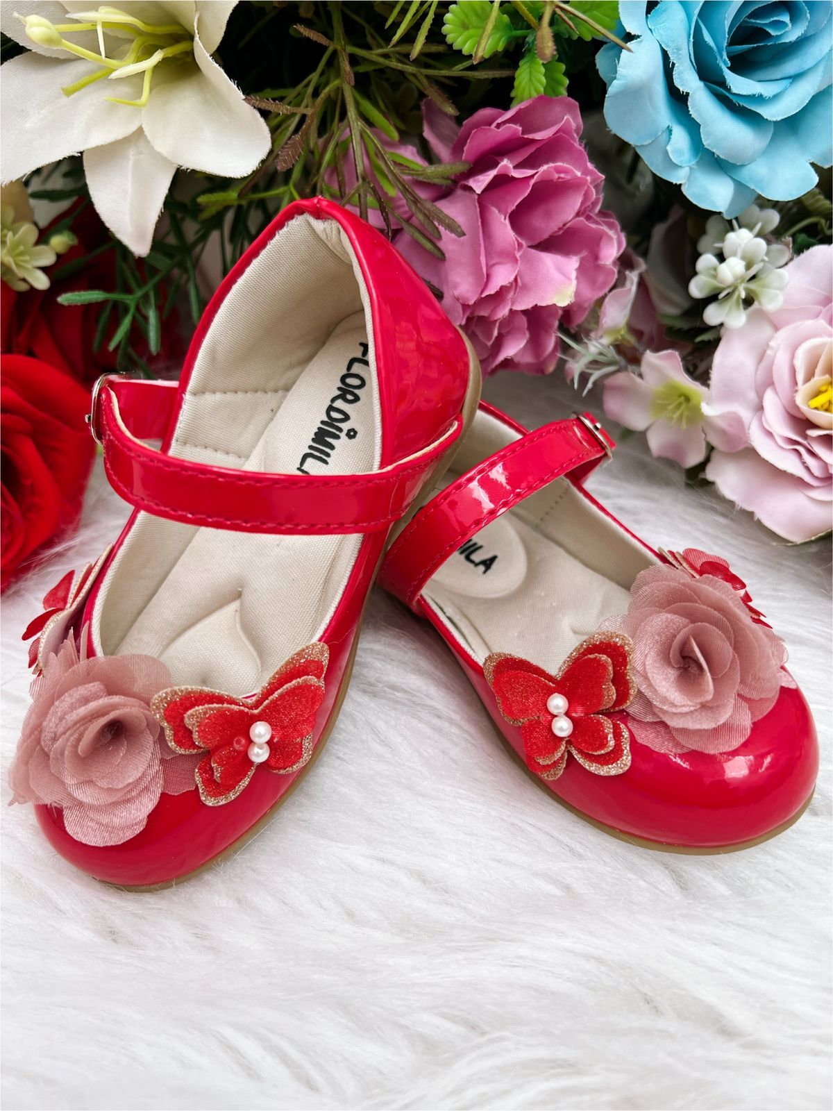 Zapato de charol rojo con aplique de flor de mariposa