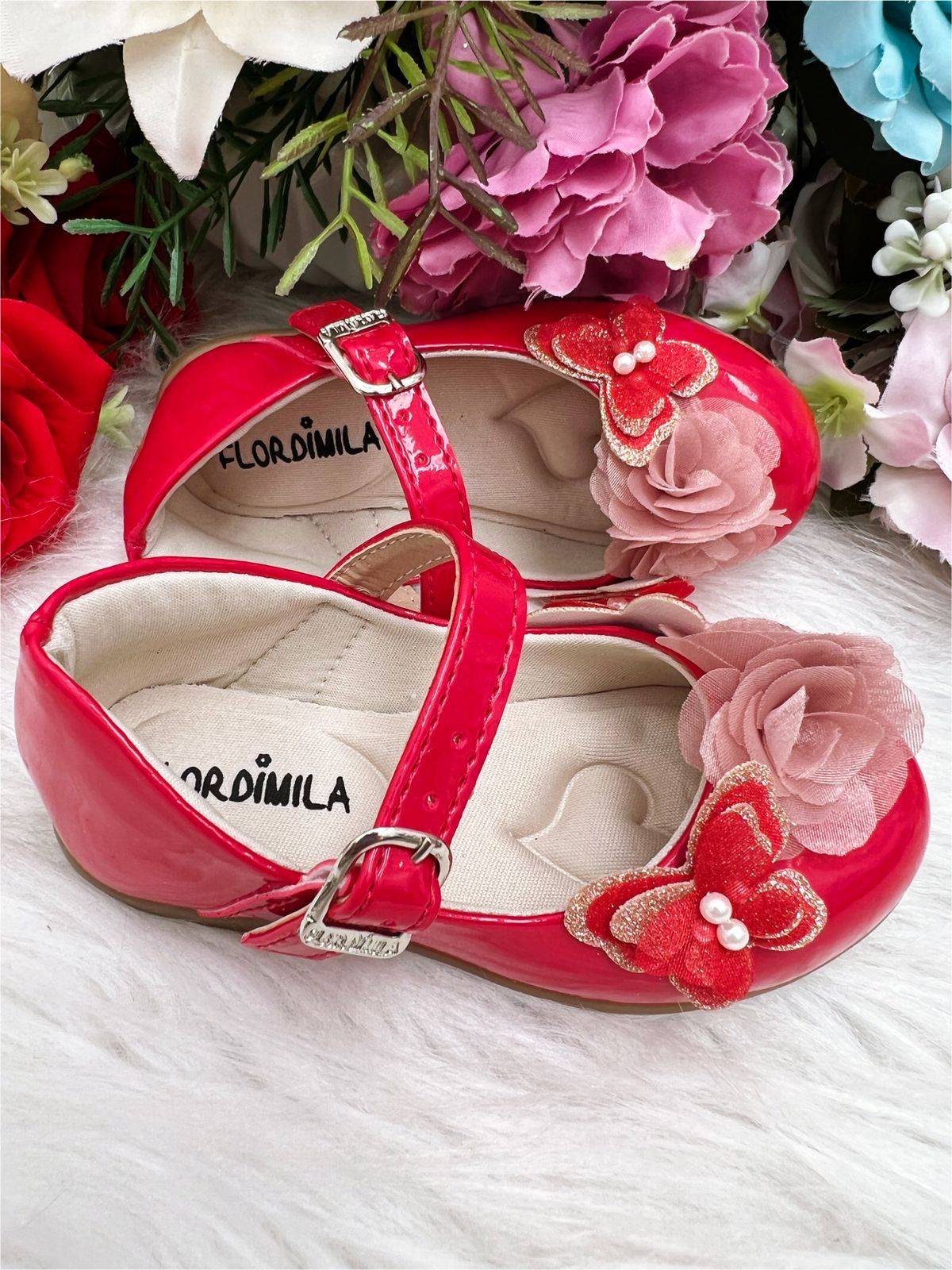 Zapato de charol rojo con aplique de flor de mariposa