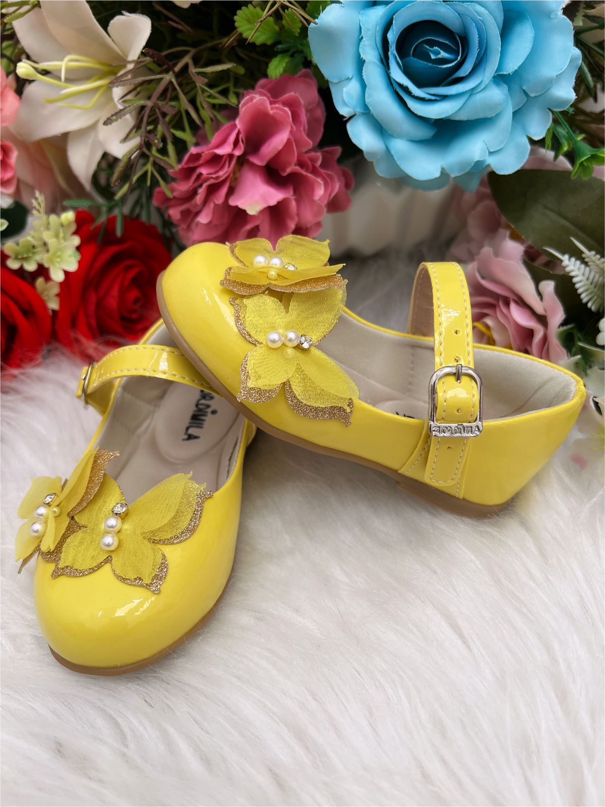 Zapato de charol amarillo con aplique de mariposa de lujo con purpurina