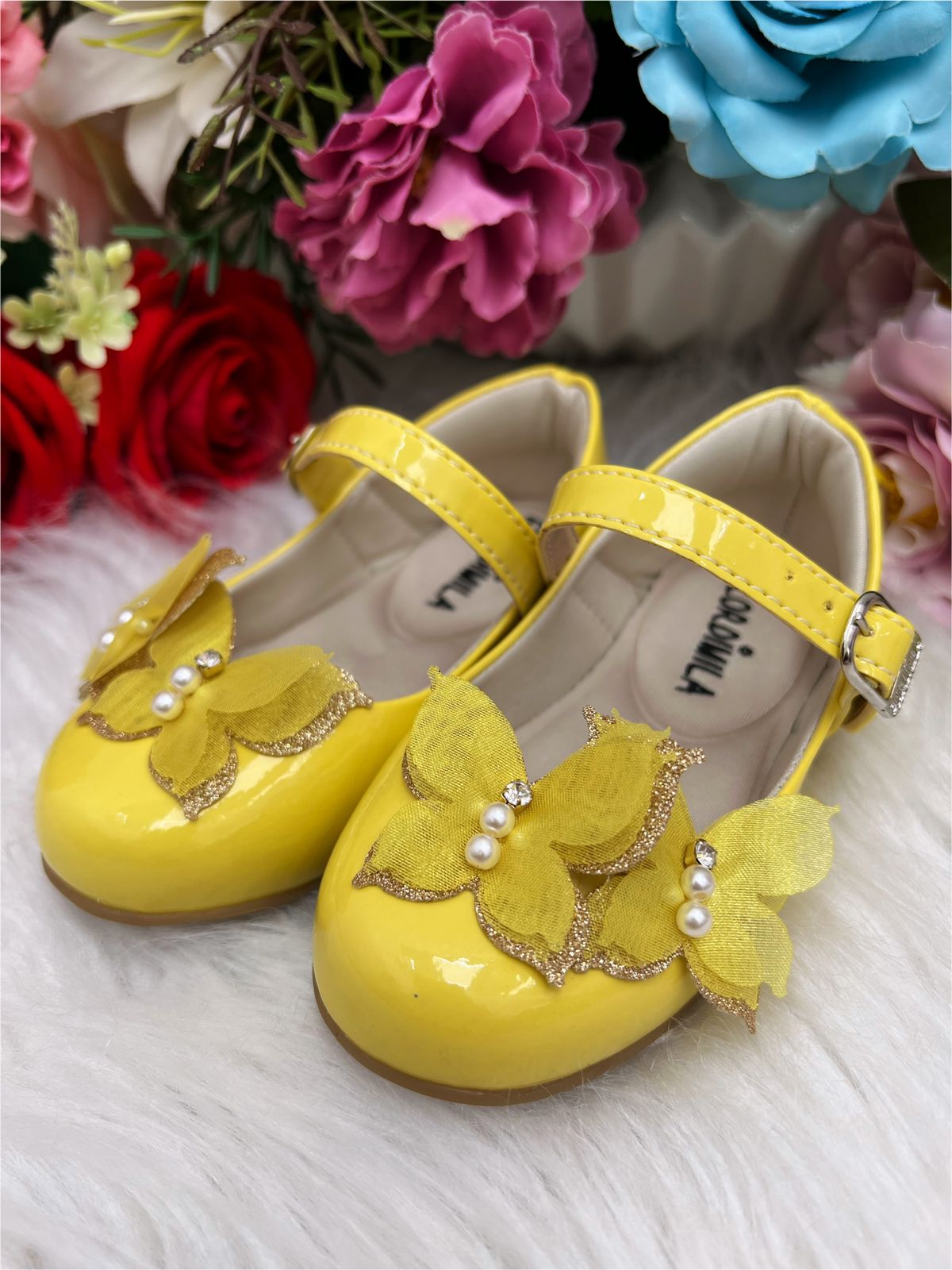 Zapato de charol amarillo con aplique de mariposa de lujo con purpurina