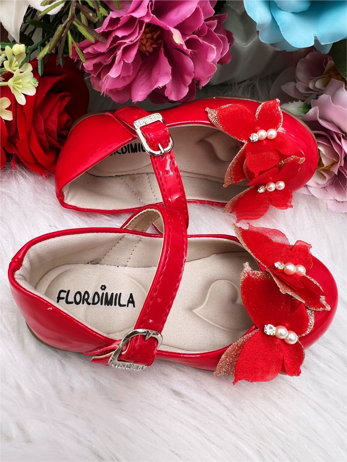 Zapato de charol rojo con aplique de mariposa de lujo con purpurina