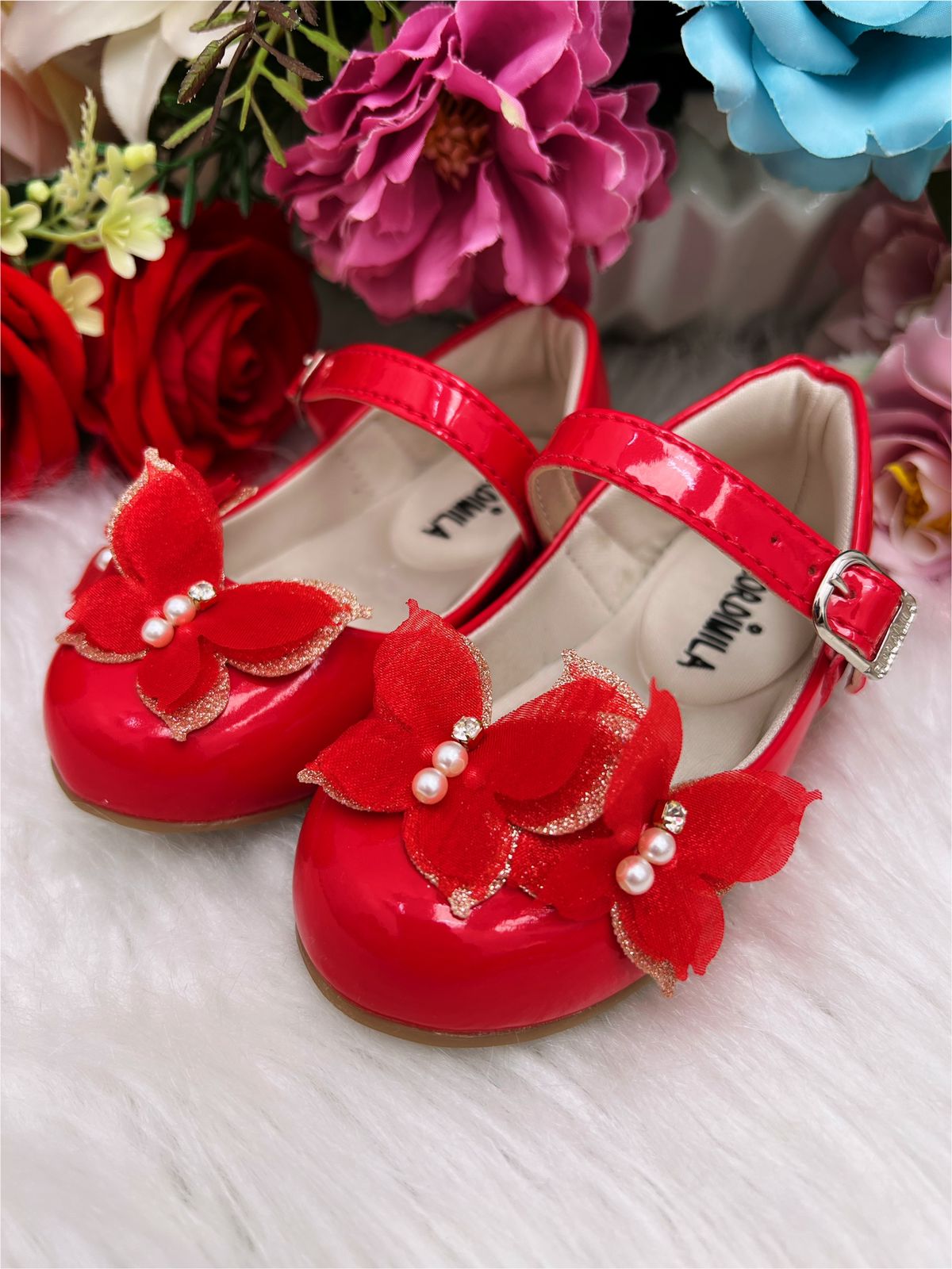 Zapato de charol rojo con aplique de mariposa de lujo con purpurina