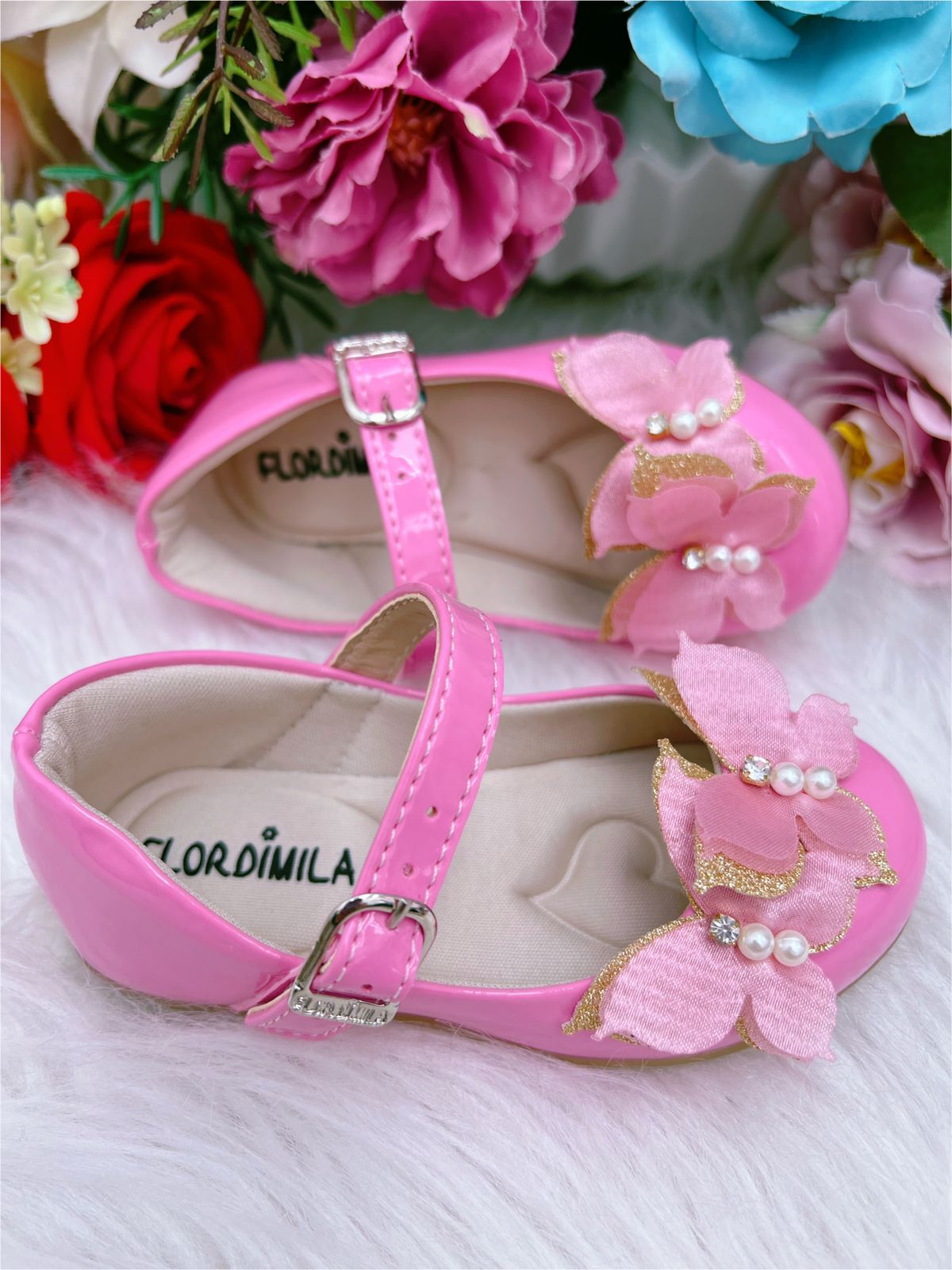 Zapatos de charol rosa chicle con aplique de mariposa brillante