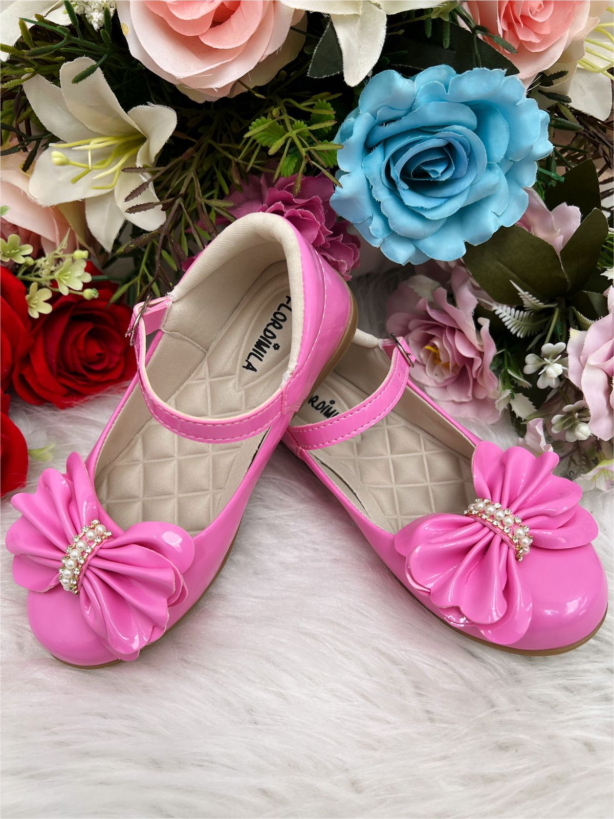 Zapato de charol rosa chicle con flores, perlas y pedrería