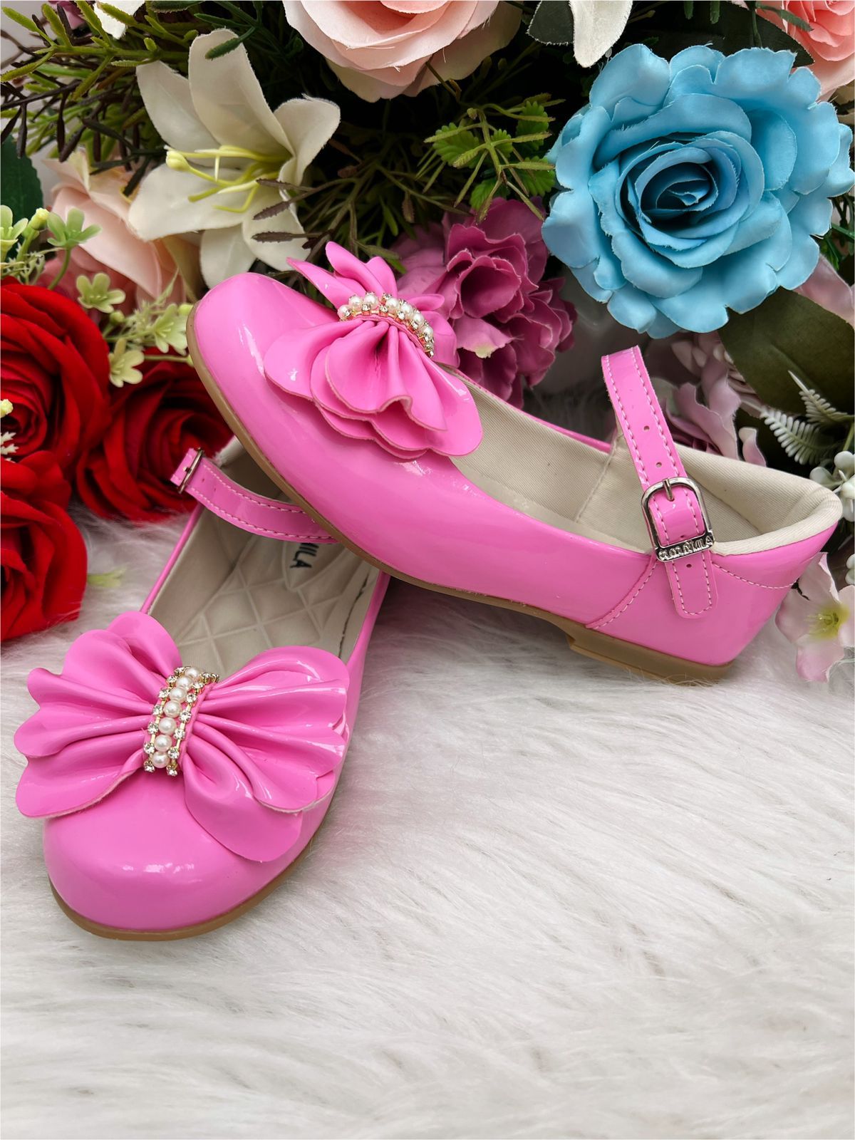 Zapato de charol rosa chicle con flores, perlas y pedrería