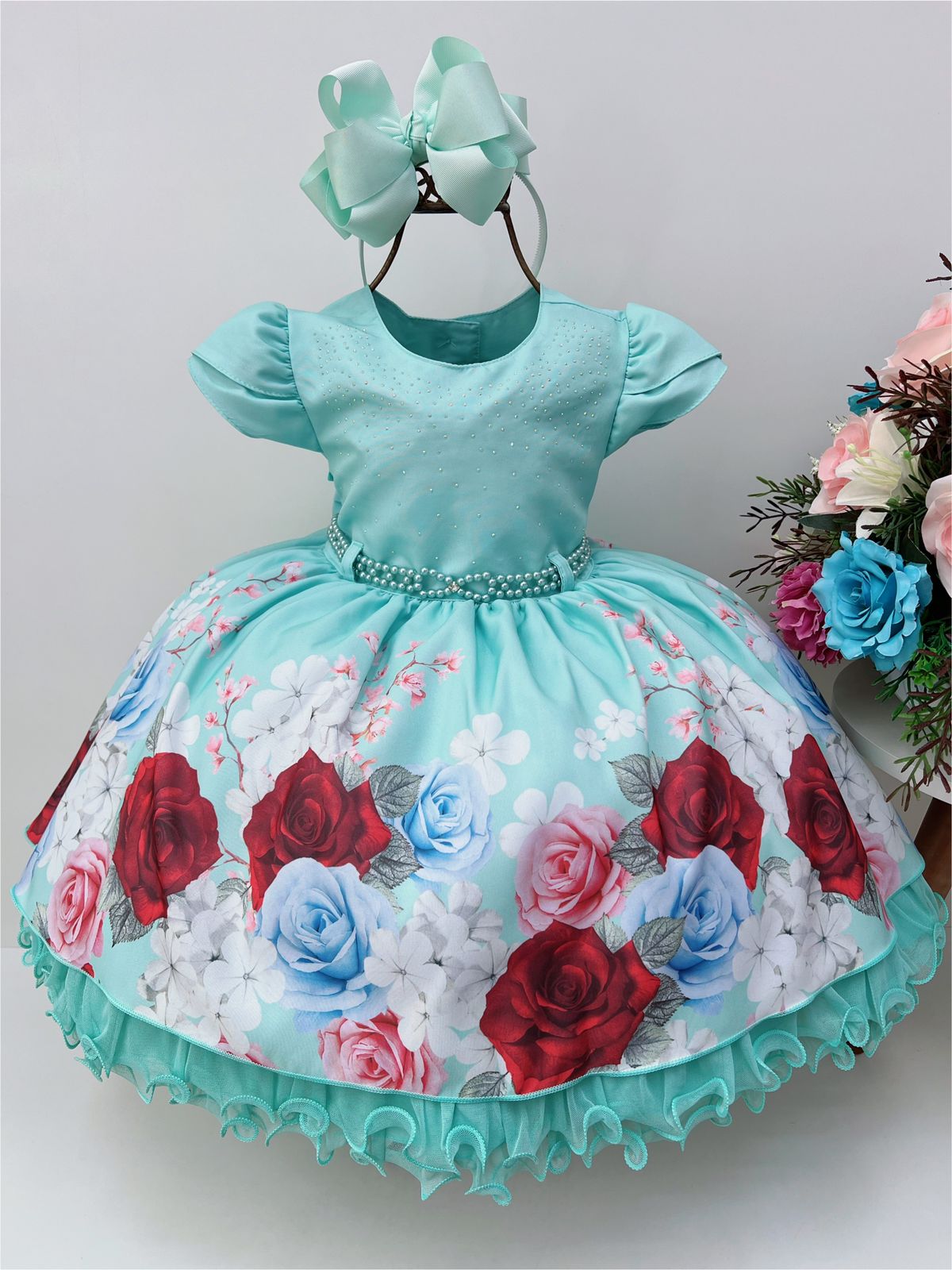 Vestido infantil verde con pedrería y perlas en diseño floral