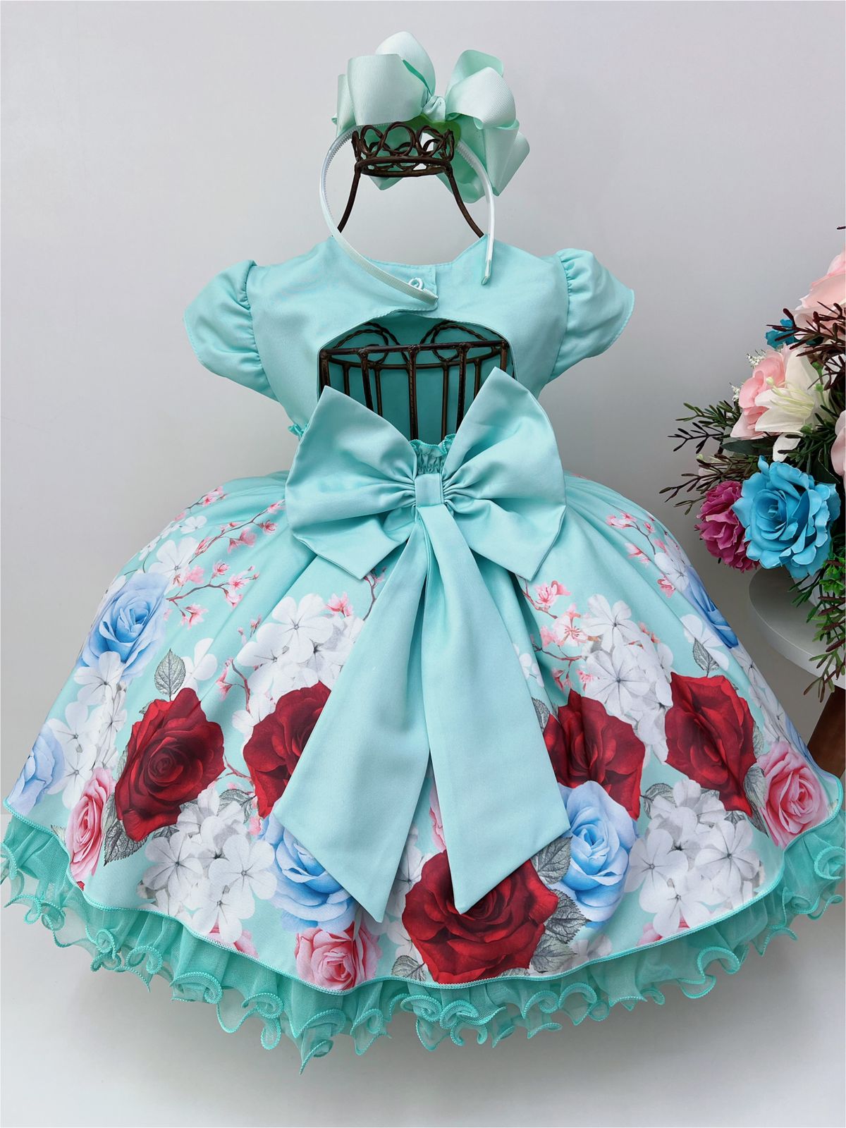 Vestido infantil verde con pedrería y perlas en diseño floral