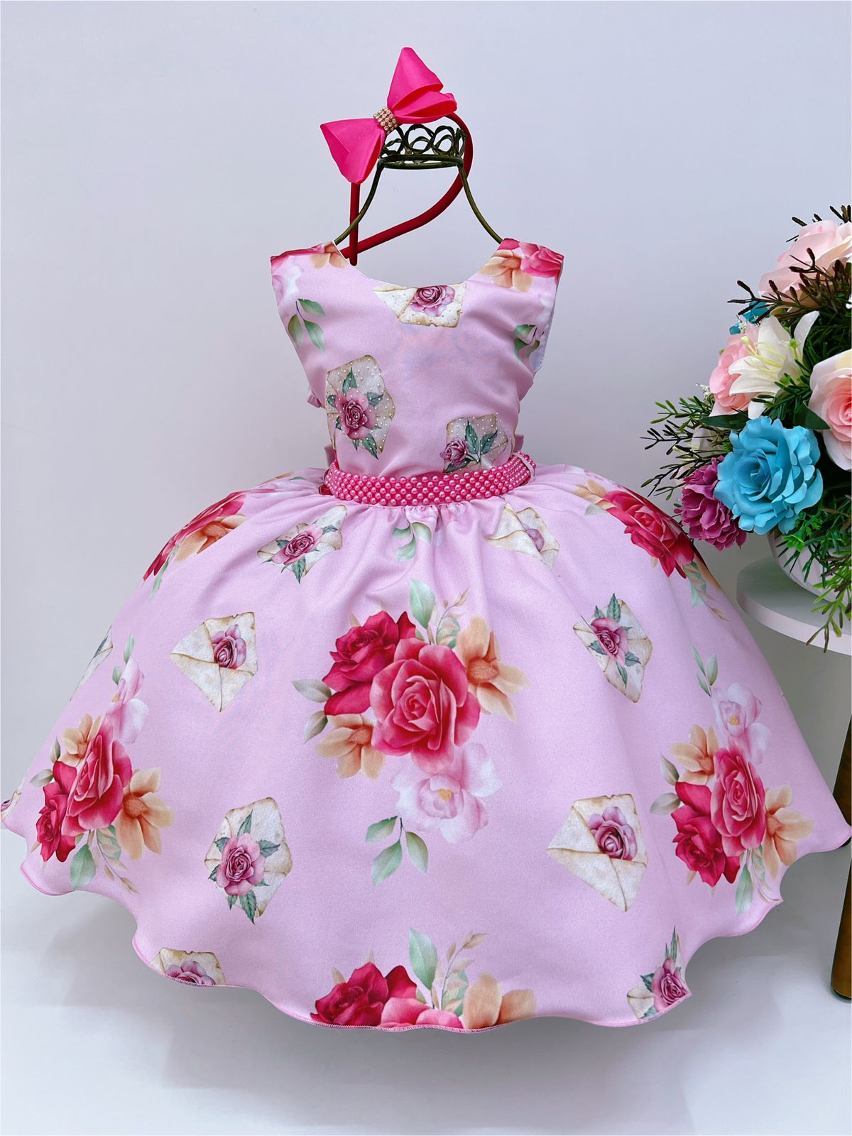 Vestido infantil con flores rosas, cinturón de perlas y tiara de diamantes de imitación