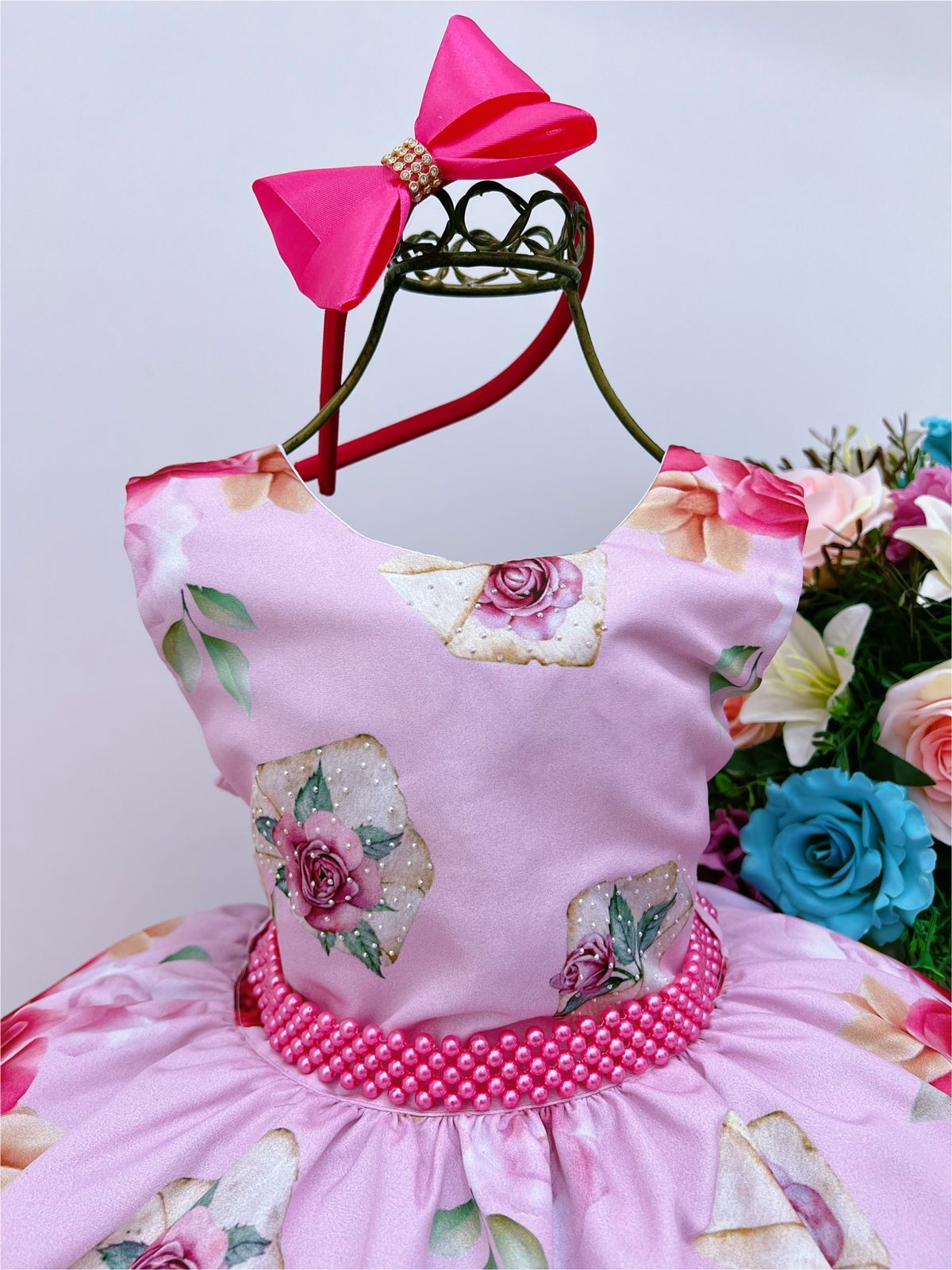 Vestido infantil con flores rosas, cinturón de perlas y tiara de diamantes de imitación
