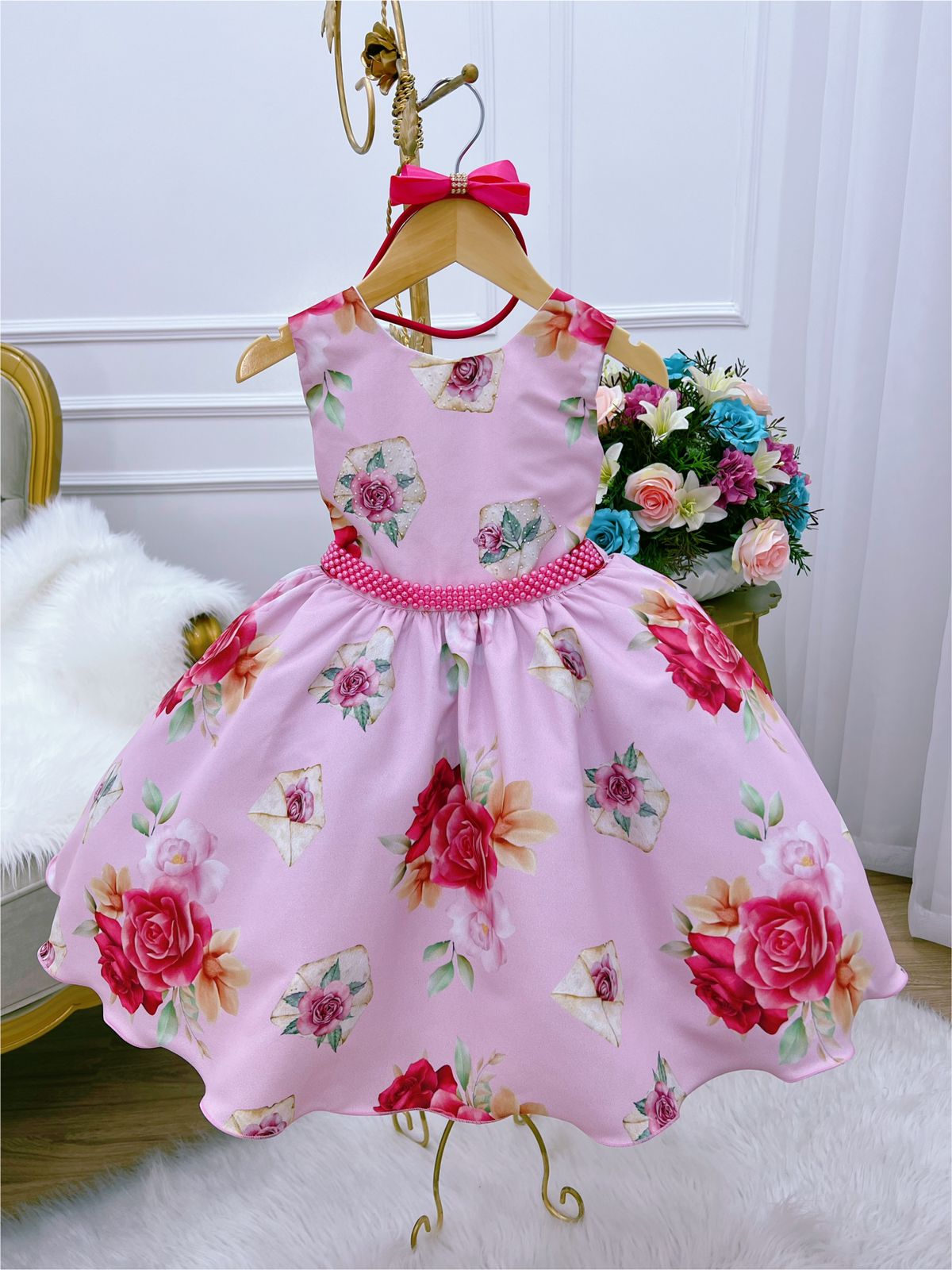 Vestido infantil con flores rosas, cinturón de perlas y tiara de diamantes de imitación