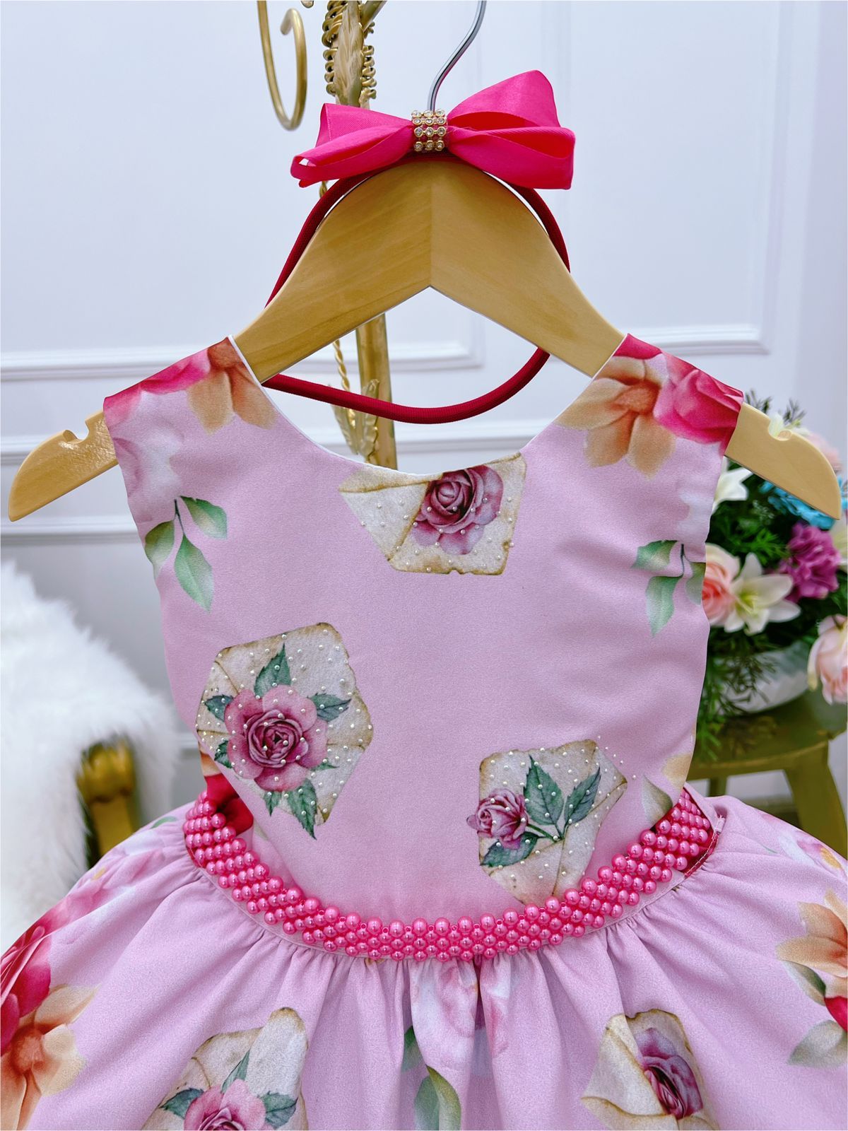 Vestido infantil con flores rosas, cinturón de perlas y tiara de diamantes de imitación