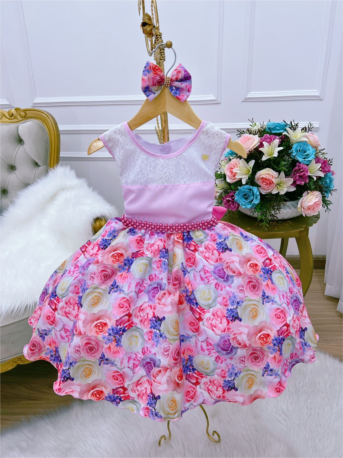 Vestido infantil con estampado floral rosa, lazo y cinturón de perlas de lujo