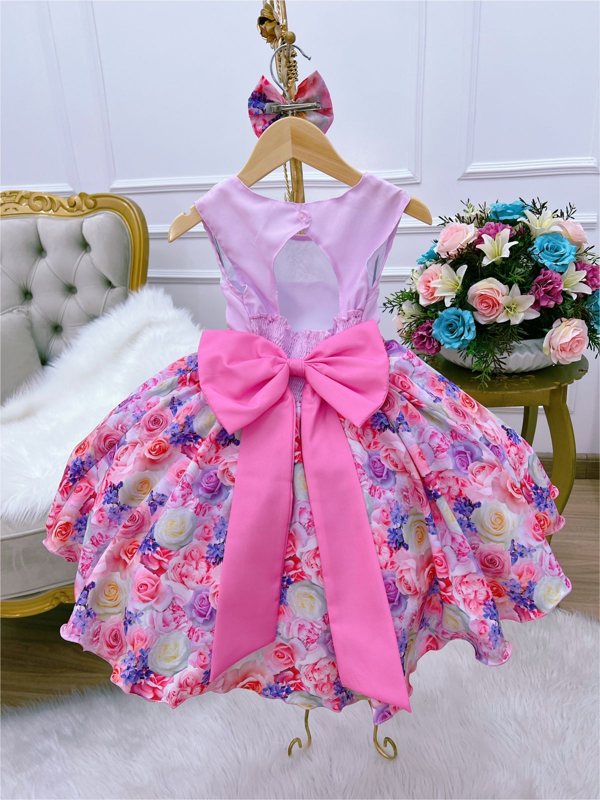 Vestido infantil con estampado floral rosa, lazo y cinturón de perlas de lujo