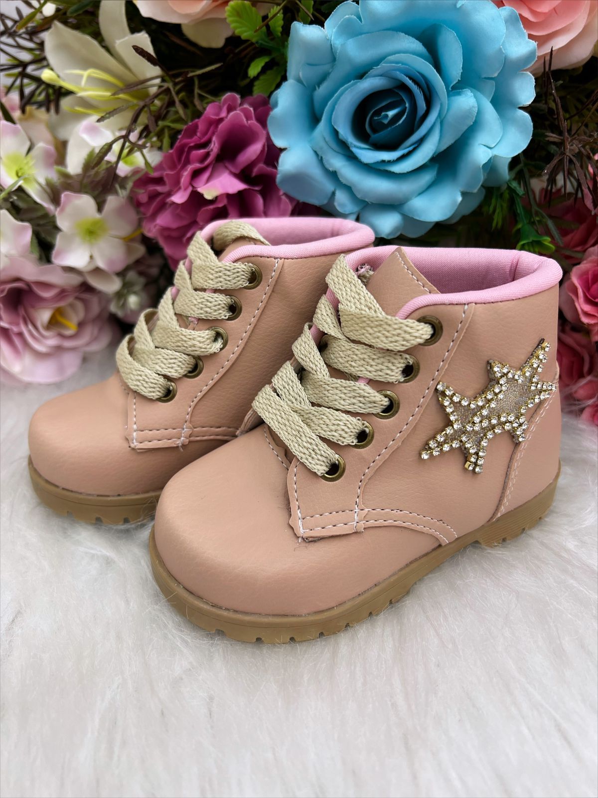 Botines infantiles nude con estrellas, purpurina y cordones