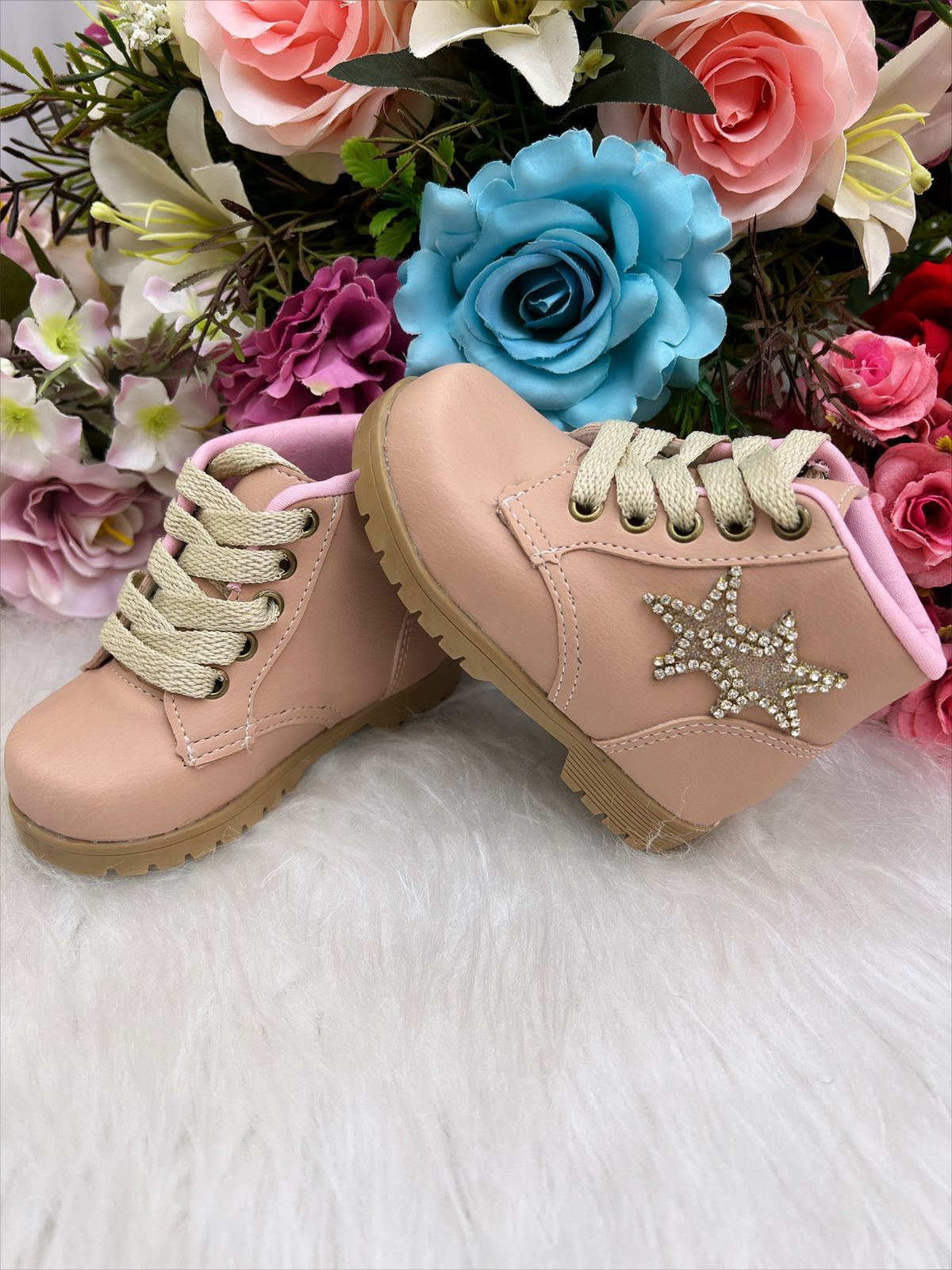 Botines infantiles nude con estrellas, purpurina y cordones