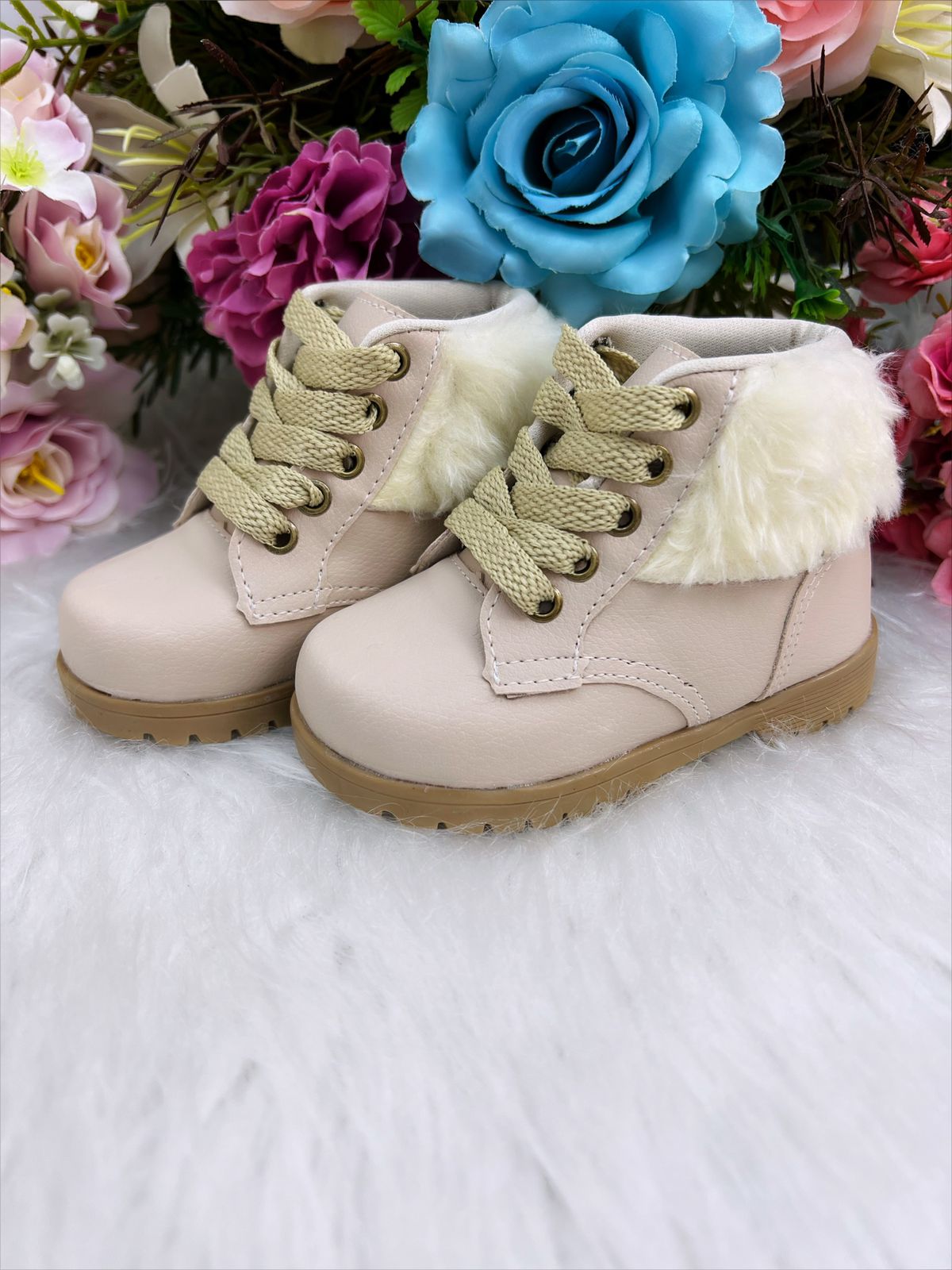 Botines infantiles color marfil con felpa y cordones