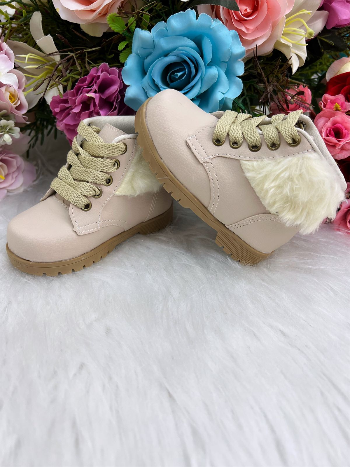 Botines infantiles color marfil con felpa y cordones