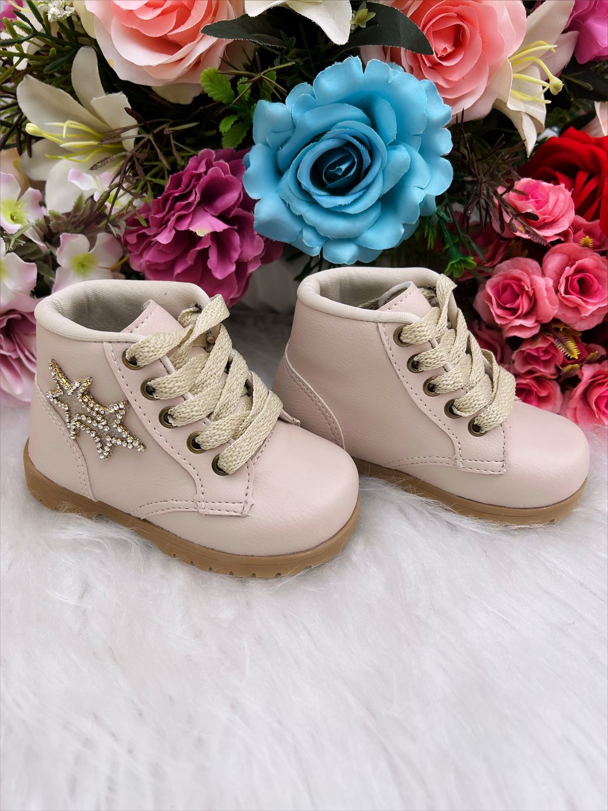 Botines infantiles color marfil con estrellas, purpurina y cordones