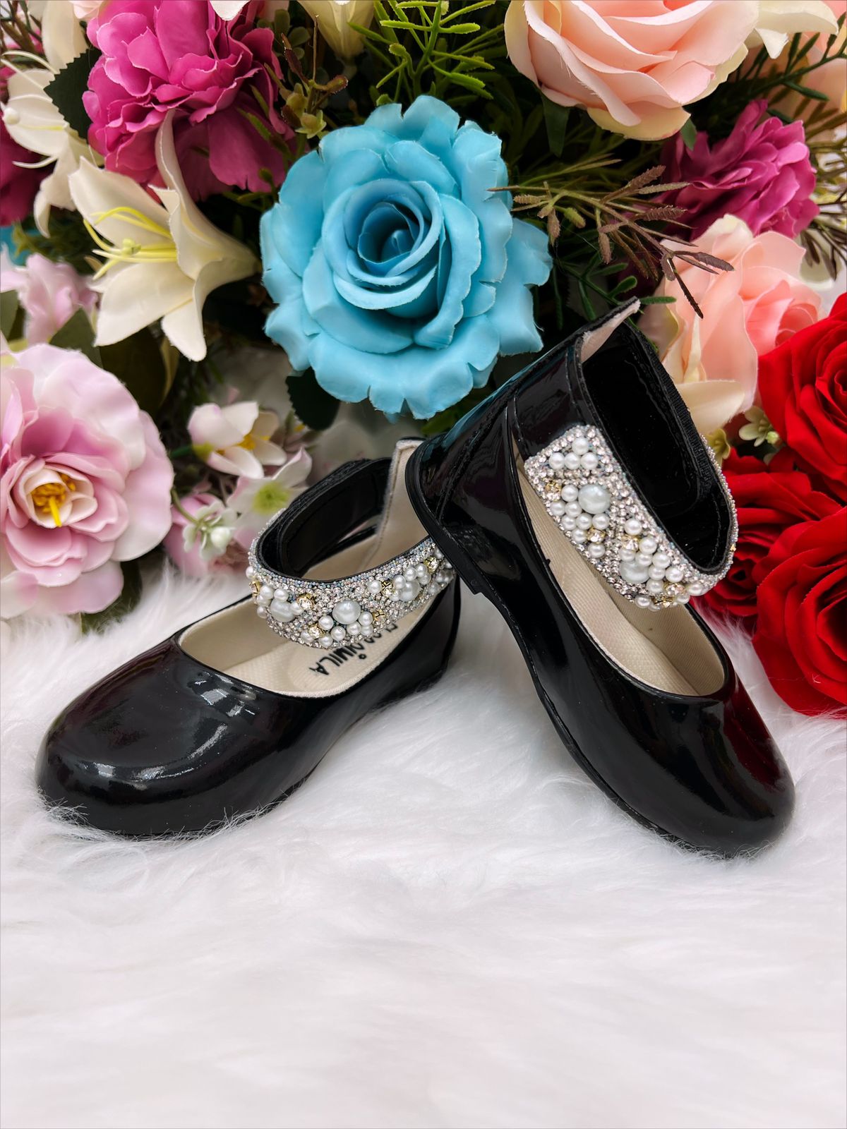 Zapato negro brillante con perlas y pedrería
