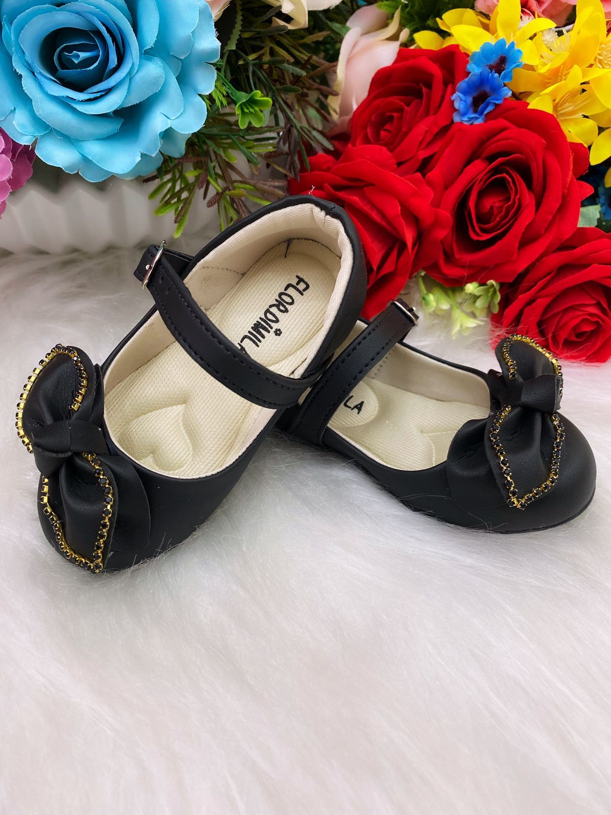 Zapato negro mate con lazo de diamantes de imitación