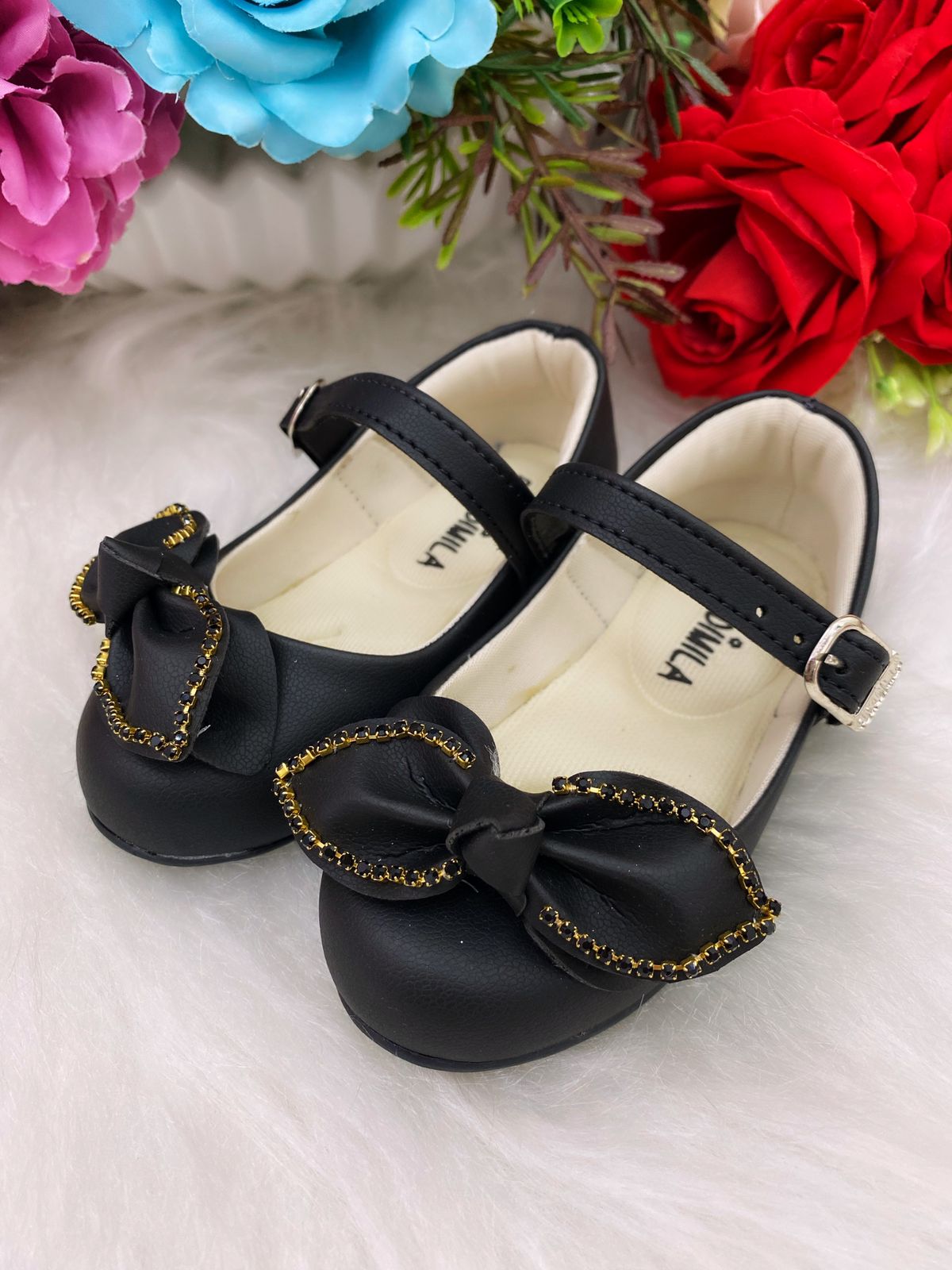 Zapato negro mate con lazo de diamantes de imitación