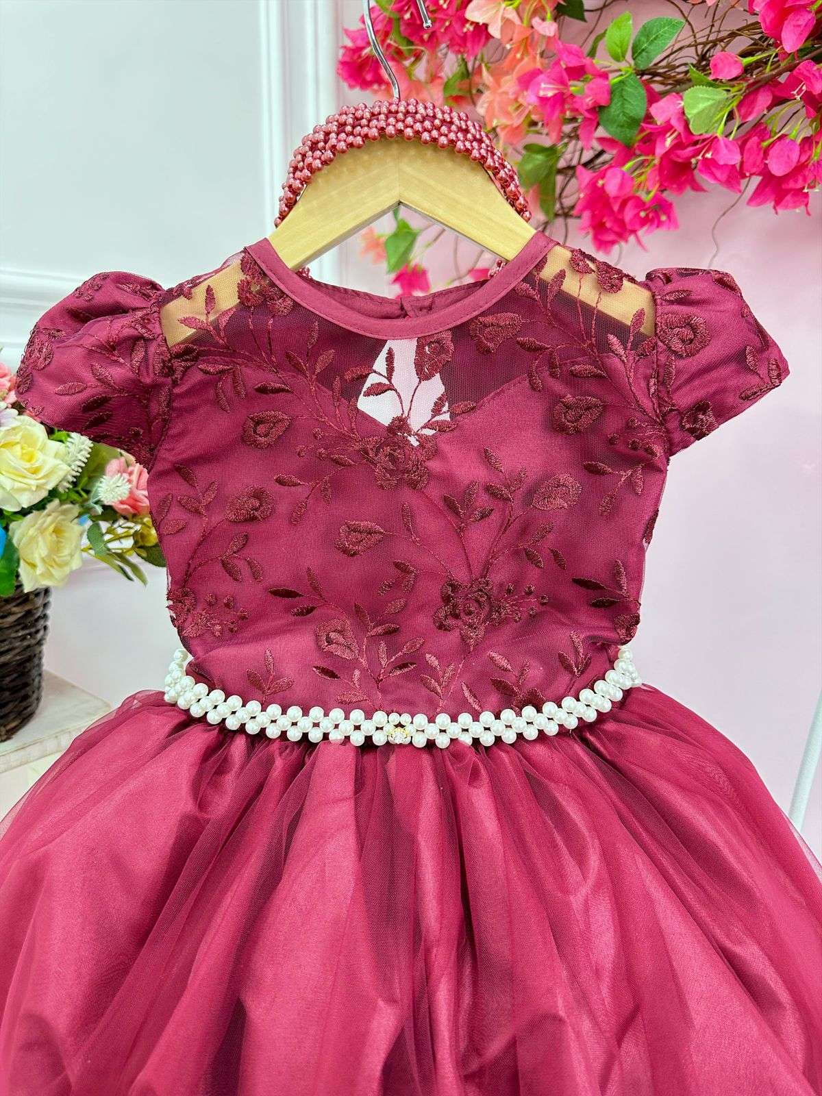 Vestido de dama de honor infantil con bordado Marsala y perlas.