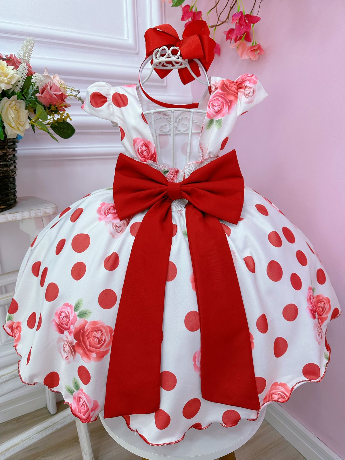 Vestido infantil blanco roto con rosas en primavera de lujo