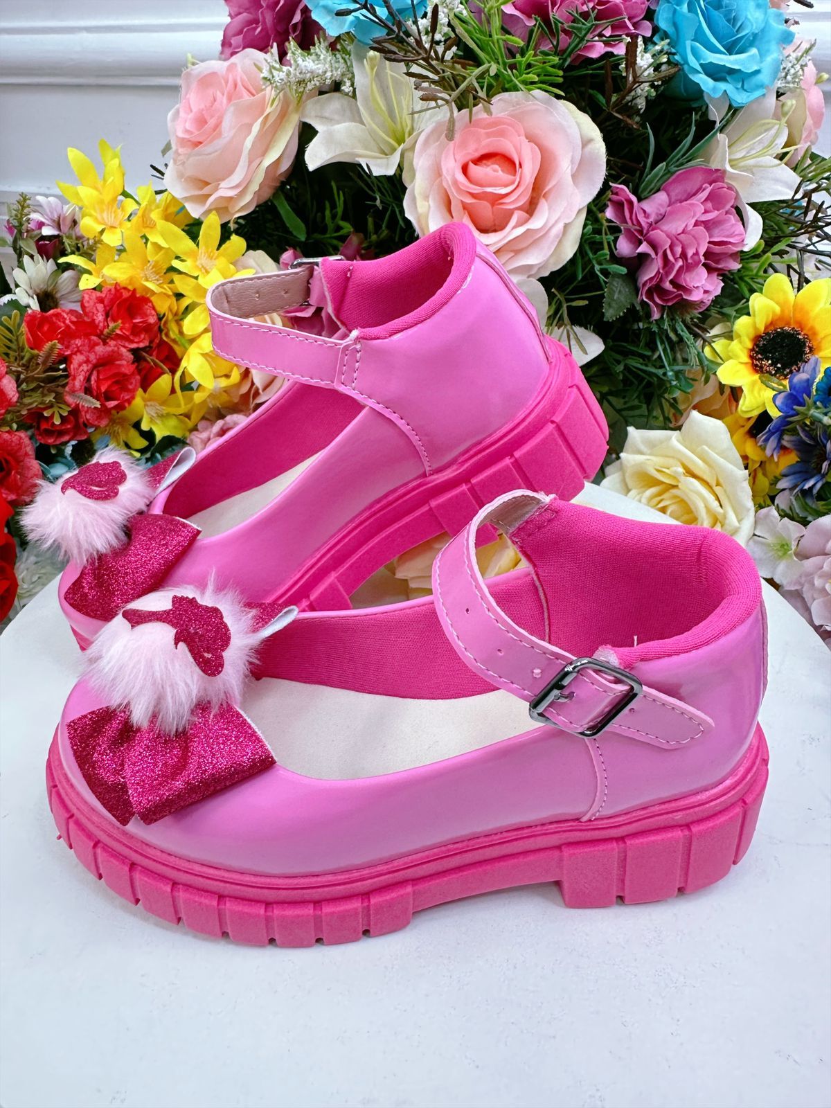 Zapato de tacón tractor con lazo rosa y chicle rosa de Barbie