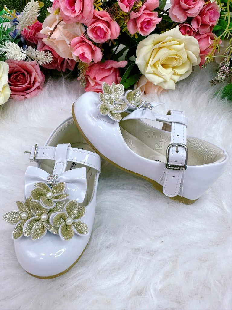 Zapatos de charol blanco con aplique de flores doradas y lazo