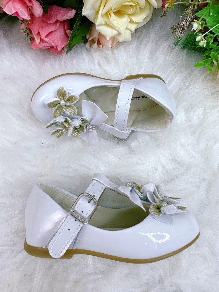 Zapatos de charol blanco con aplique de flores doradas y lazo