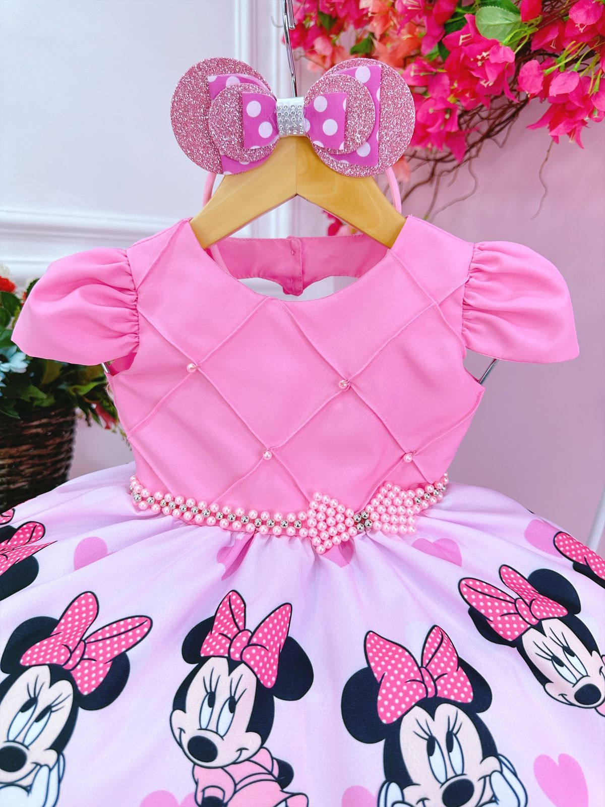 Vestido infantil de Minnie Mouse rosa con cinturón de perlas y tiara