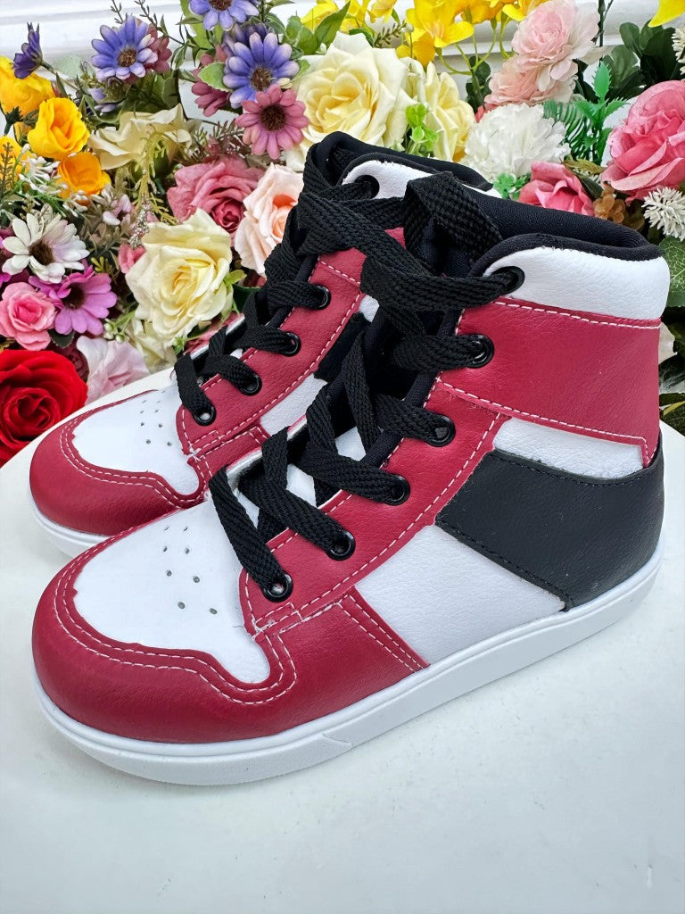 Zapatillas Jordan High Top blancas y rojas con cordones para niño