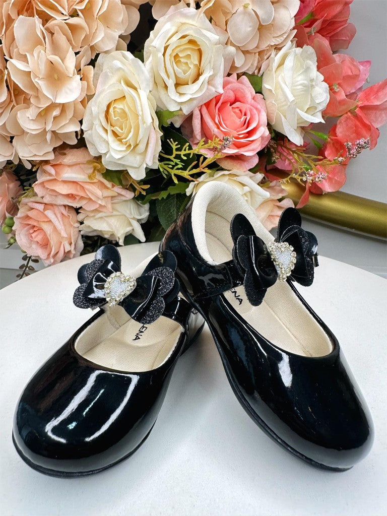 Zapato negro con aplique de corazón de diamantes de imitación