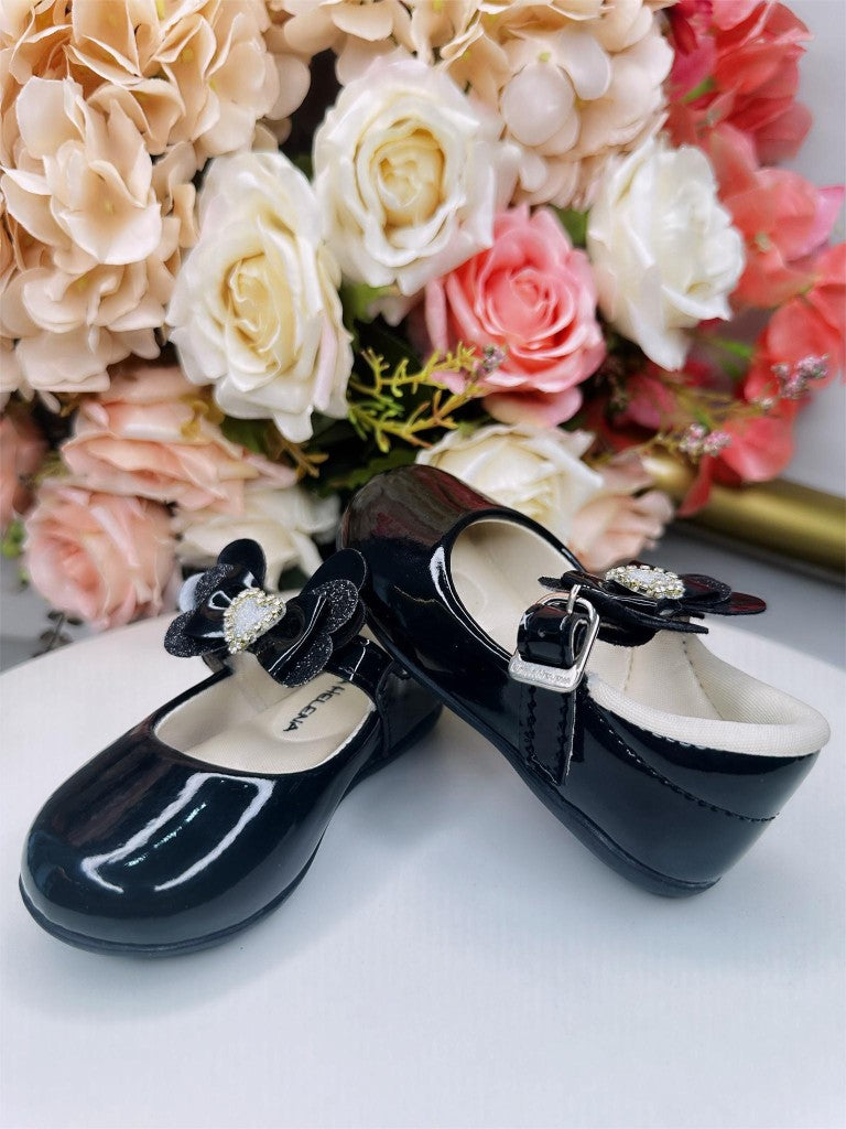 Zapato negro con aplique de corazón de diamantes de imitación