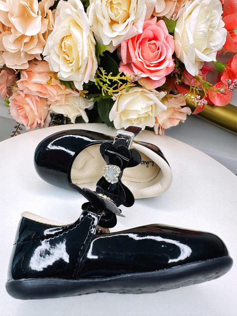 Zapato negro con aplique de corazón de diamantes de imitación
