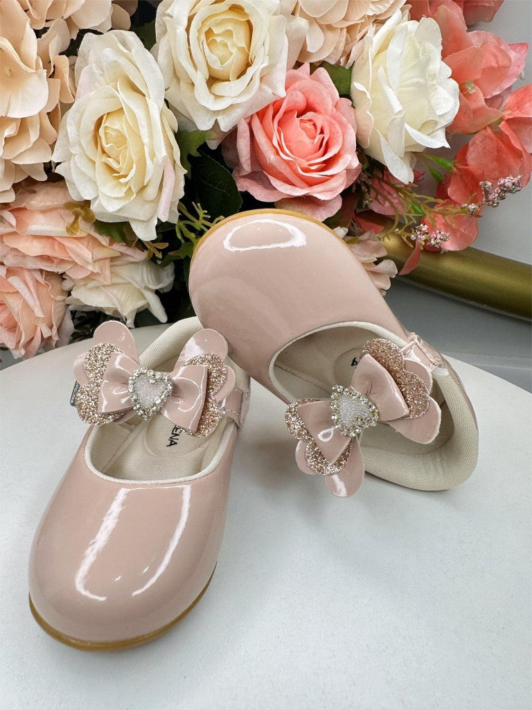 Zapato rosa con aplique de corazón de diamantes de imitación