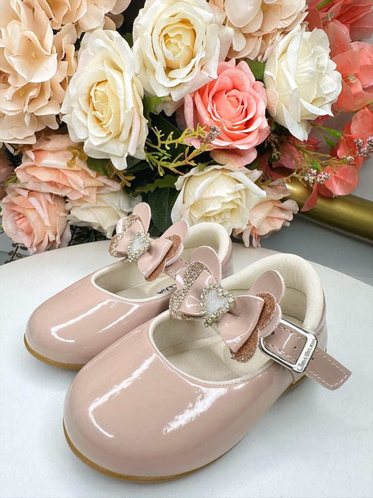 Zapato rosa con aplique de corazón de diamantes de imitación