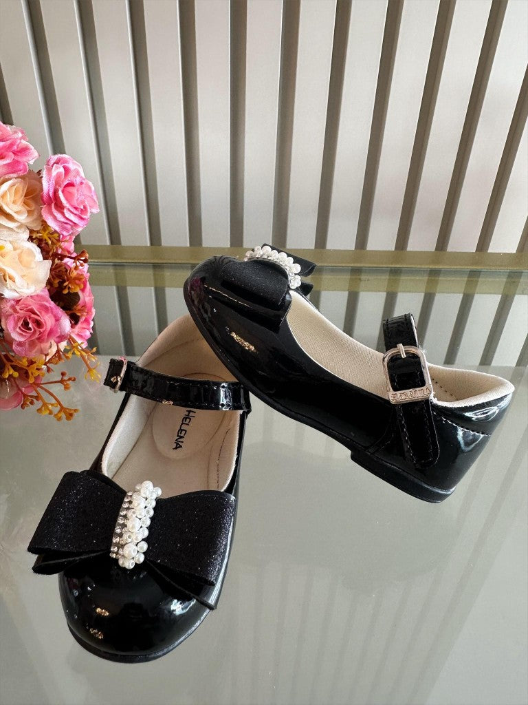 Zapato de charol negro con aplique de lazo de diamantes de imitación brillantes