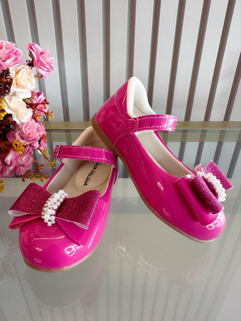 Zapatos de charol rosa con lazo y aplique de diamantes de imitación brillantes