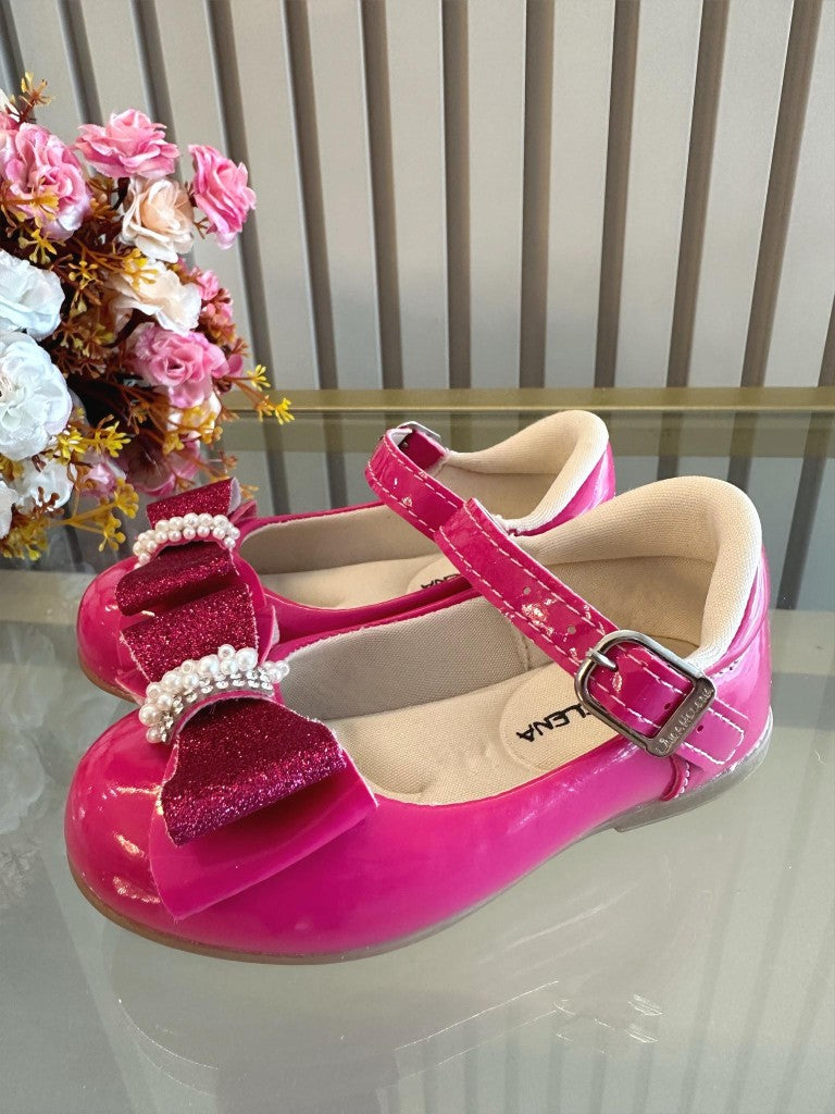 Zapatos de charol rosa con lazo y aplique de diamantes de imitación brillantes