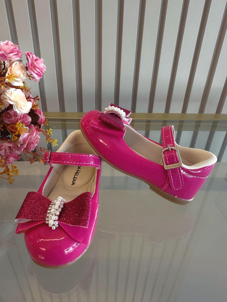 Zapatos de charol rosa con lazo y aplique de diamantes de imitación brillantes