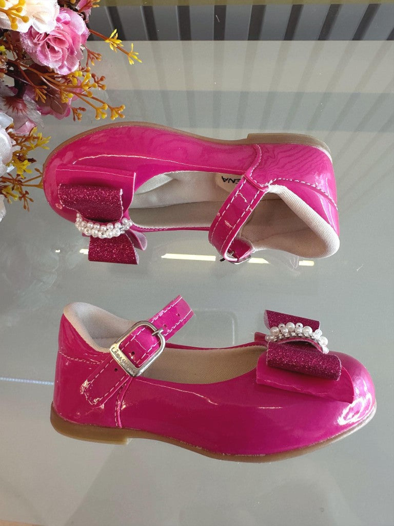 Zapatos de charol rosa con lazo y aplique de diamantes de imitación brillantes
